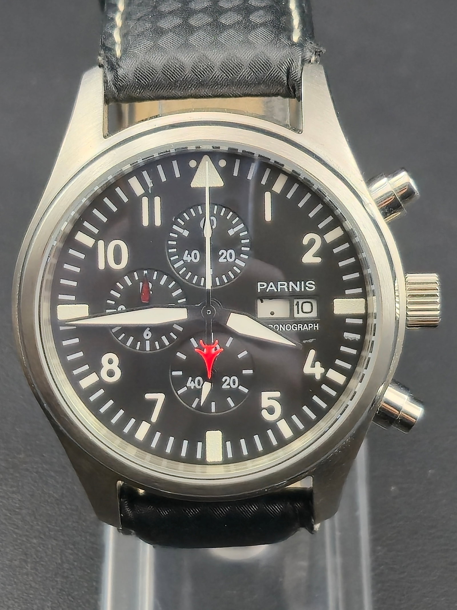 Parnis Chronograph Pilot Style Stainless Steel 42mm Quartz Watch – NOS: This new old stock Parnis pilot-style chronograph combines bold aviation design with modern quartz accuracy. The black dial features luminous numerals and hands, three sub-dials for timing functions,