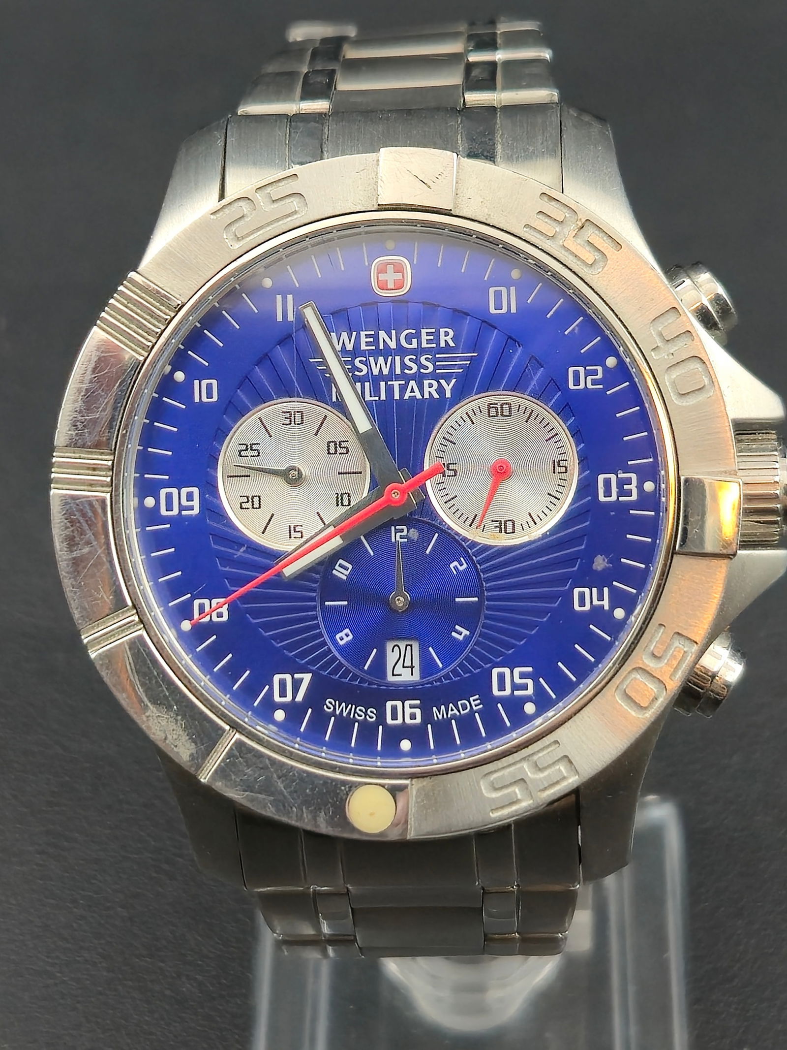 Wenger Swiss Military 79218 Chronograph 47 mm Blue Dial Quartz – New Battery: This Wenger Swiss Military chronograph (Ref. 79218) features a striking blue sunburst dial with silver sub-registers, red chronograph hand, and applied markers. The stainless-steel case measures 47 mm