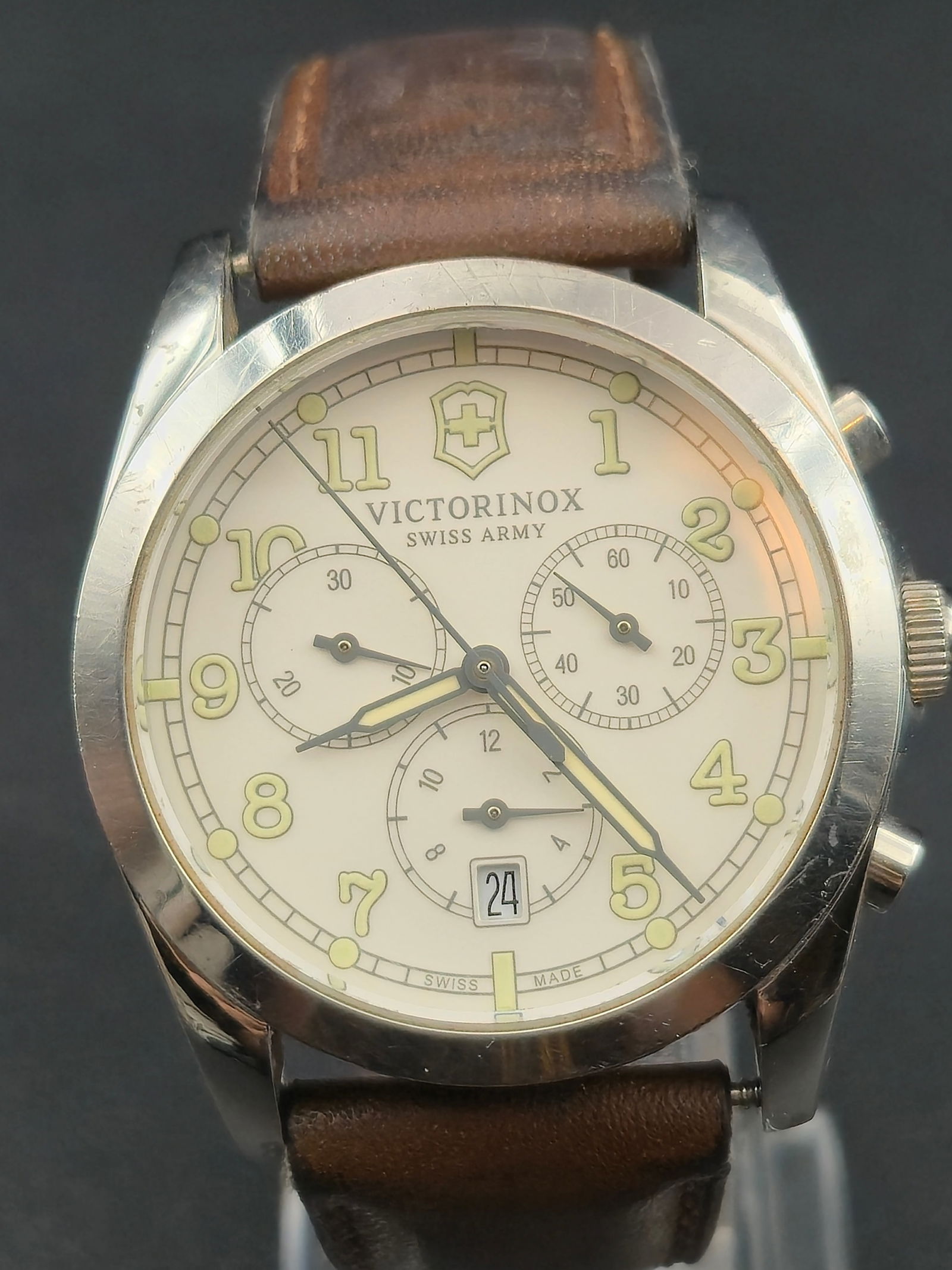 Victorinox Swiss Army Chronograph Quartz 40mm White Dial Stainless Steel: Swiss-made Victorinox Swiss Army chronograph wristwatch featuring a crisp white dial with luminous Arabic numerals, three subdials, and a date window at 6 o’clock. Powered by a 13-jewel Ronda 5030.D