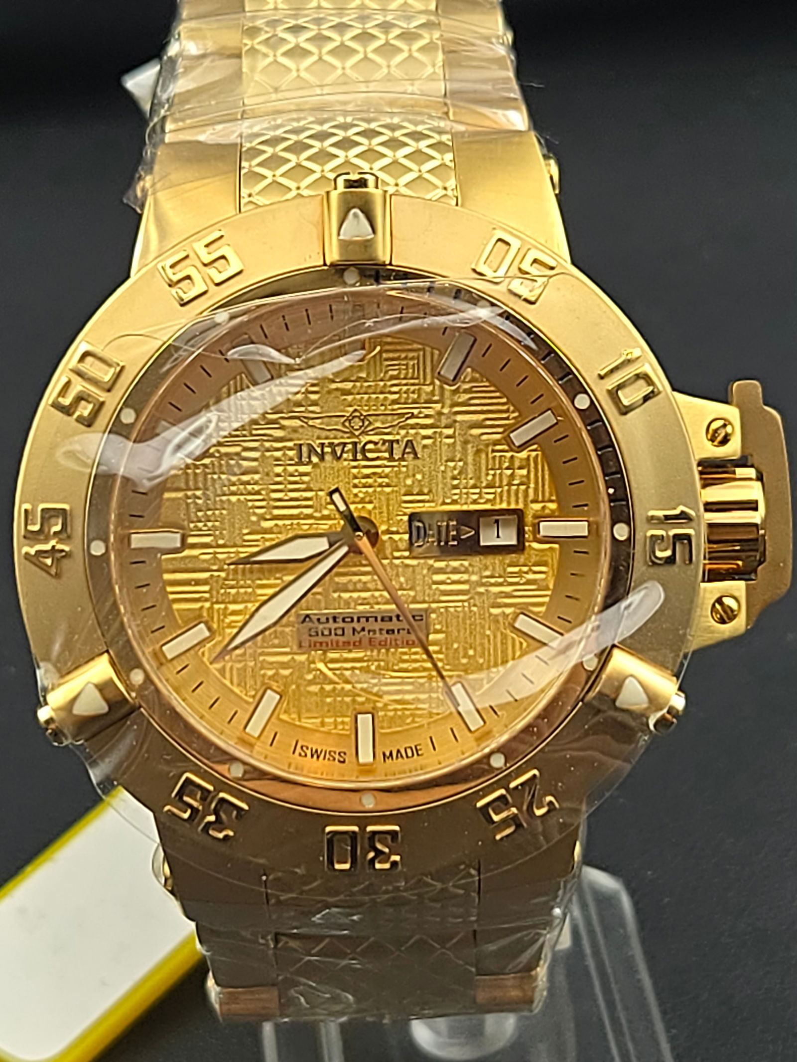 Invicta Model 5431 Gold Limited Edition Automatic Diver 50 mm Swiss Made Full Set (500 M): This impressive Invicta Model 5431 Limited Edition automatic dive watch features a massive 50 mm gold-plated stainless-steel case with engraved diver bezel and a patterned gold dial. The watch is powe