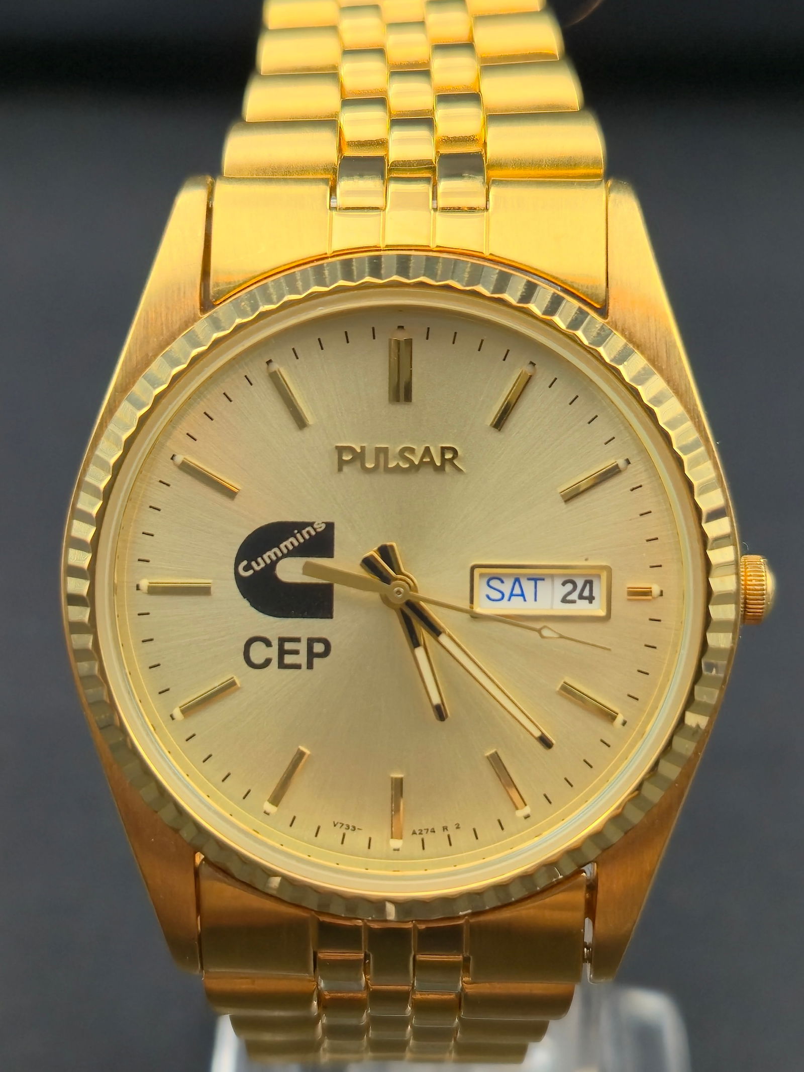 Pulsar V733-X006 Quartz Gold-Tone Cummins CEP Presentation Watch 36 mm NOS (1992–1993): New old stock Pulsar Quartz wristwatch, model V733-X006, custom-made as a Cummins CEP presentation piece dated 1992–1993. This elegant gold-tone watch features a sunburst champagne dial with the Cum