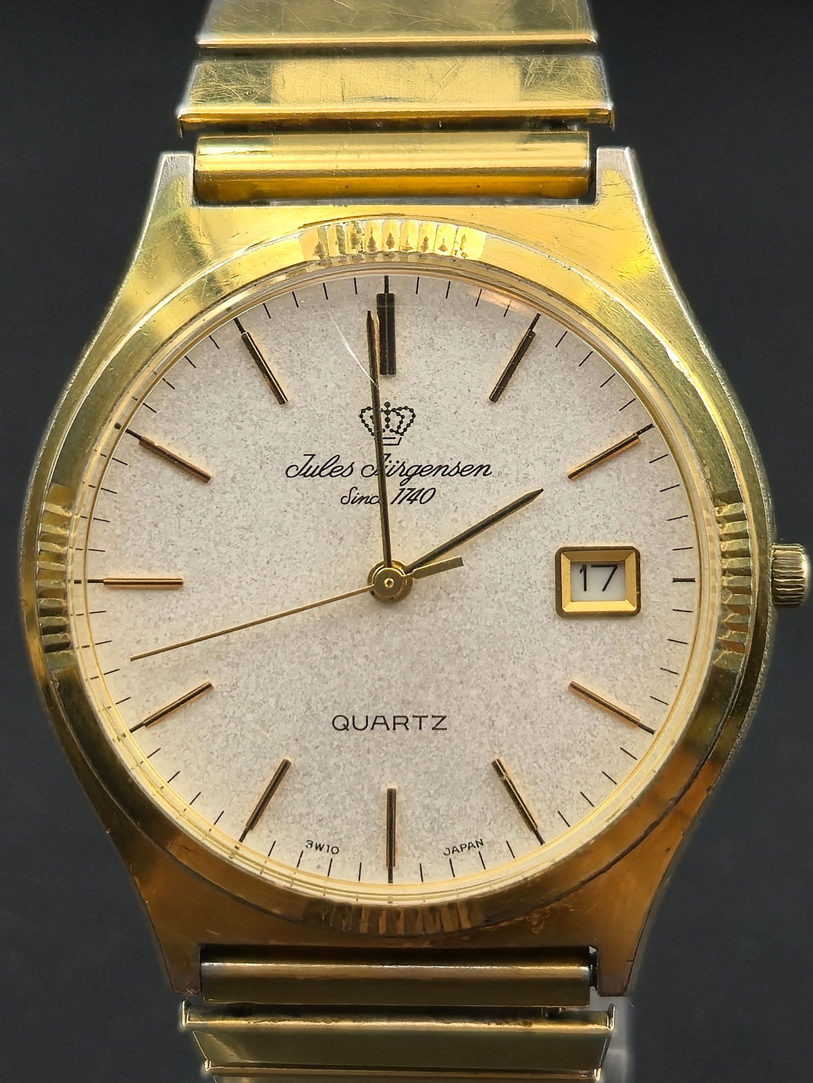 Jules Jurgensen Quartz Date Watch Gold-Tone 34 mm Textured Dial (New Battery): Elegant vintage Jules Jurgensen quartz wristwatch, showcasing the brand’s timeless minimalist styling. This 1980s–1990s model features a gold-tone case and matching expansion bracelet, a subtly te