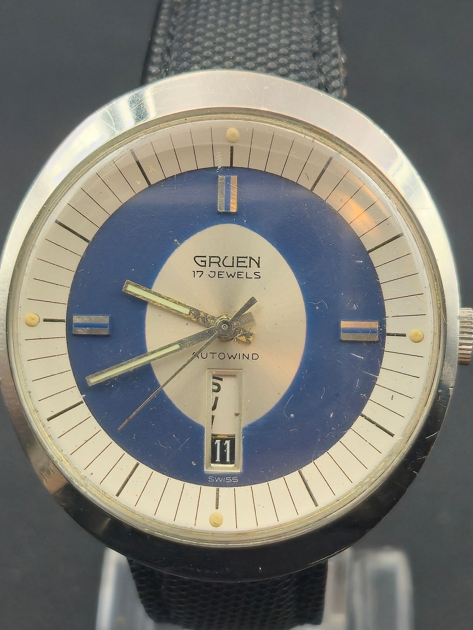 1960s Gruen Precision “Carlo TV Dial” 17J Automatic Oval Blue-Silver Wristwatch 39mm –: Vintage 1960s Gruen Precision “Carlo” automatic wristwatch, featuring the iconic oval “TV Dial” case design with a striking blue and silver bullseye dial and vertical date window at 6