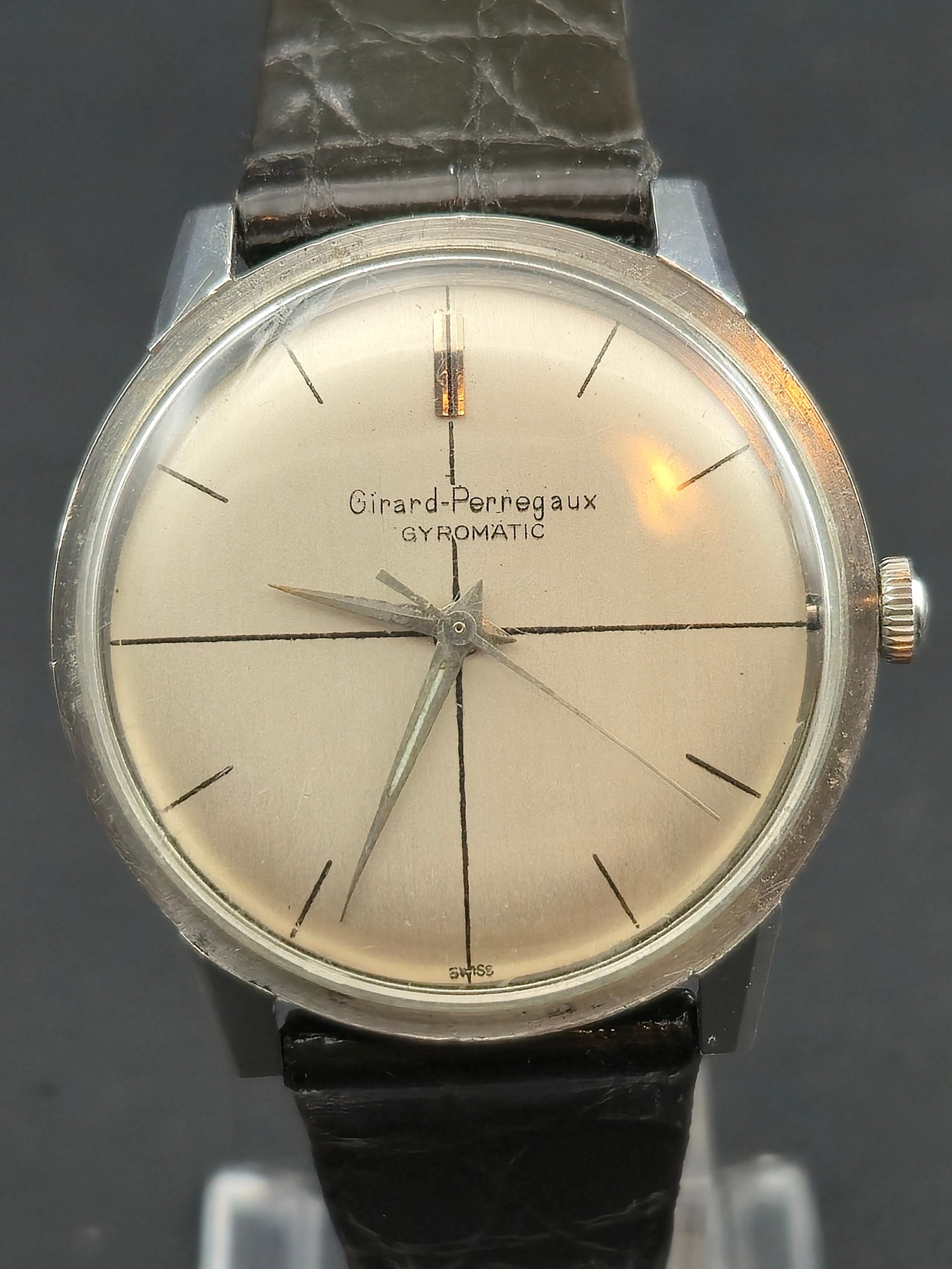 Girard-Perregaux Gyromatic Crosshair Dial Stainless Steel 34 mm Automatic (c.1960s, 17J) – Runs: This handsome Girard-Perregaux Gyromatic wristwatch from the 1960s features the sought-after silver crosshair dial design, giving it a clean and symmetrical mid-century aesthetic. The dial is accented
