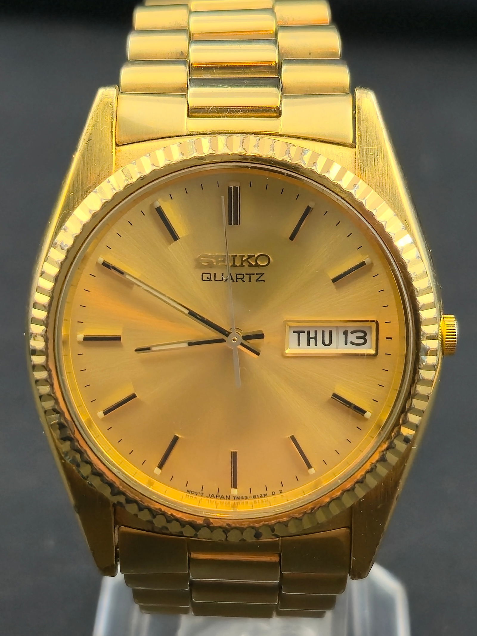 1995 Seiko Quartz 7N43 “Golden Day-Date” 36mm Gold-Tone Watch – New Battery – Running: A classic mid-1990s Seiko Quartz wristwatch featuring a full gold-tone case, champagne sunburst dial, and day-date display at 3 o’clock. The watch is running and keeping time with a new battery inst