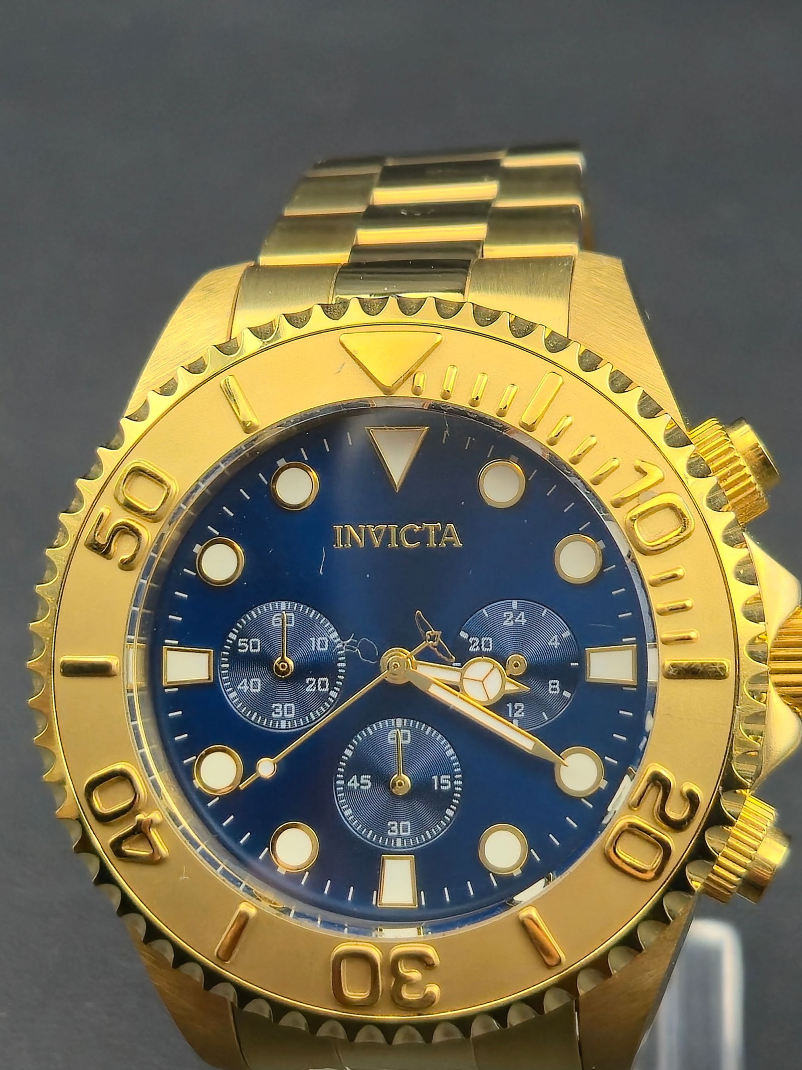 2018 Invicta Pro Diver Chronograph 49mm Gold-Tone “Blue Deep Diver” 200M – Mint Condition: A bold and oversized Invicta Pro Diver Chronograph in mint condition, featuring a deep blue dial with three functional sub-dials, unidirectional gold-tone dive bezel, and a full gold-plated stainless