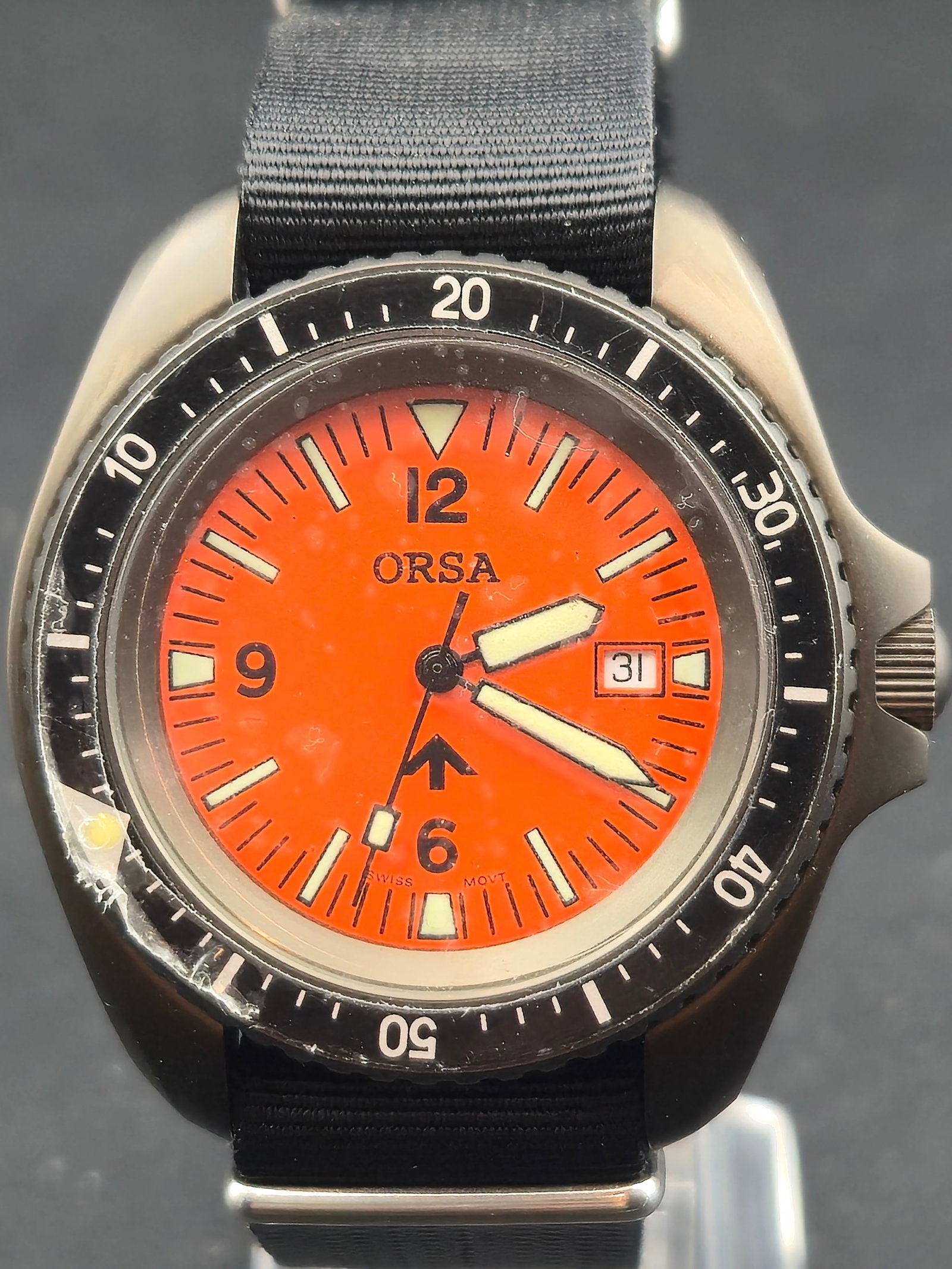 2000s ORSA Military Diver “Orange Broad Arrow” 41mm 30-Bar Swiss Quartz Watch – New: tough and collectible ORSA military-style diver from the early 2000s, featuring the highly sought-after “Orange Broad Arrow” dial. This model includes a bold matte PVD-style stainless case, 12
