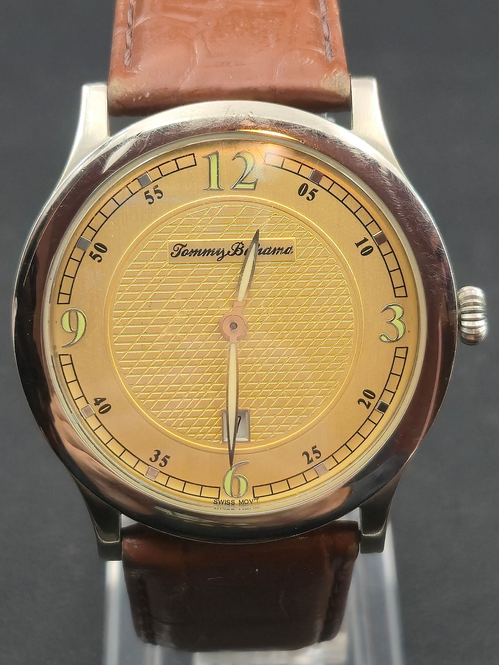 2000s Tommy Bahama TB1051 “Tropical Classic” 40mm Swiss Quartz Watch – New Battery,: stylish 2000s Tommy Bahama TB1051 wristwatch featuring a warm gold textured “Tropical Classic” dial with applied numerals and a perimeter minute track. Powered by a Swiss-made 5-jewel Ronda qu