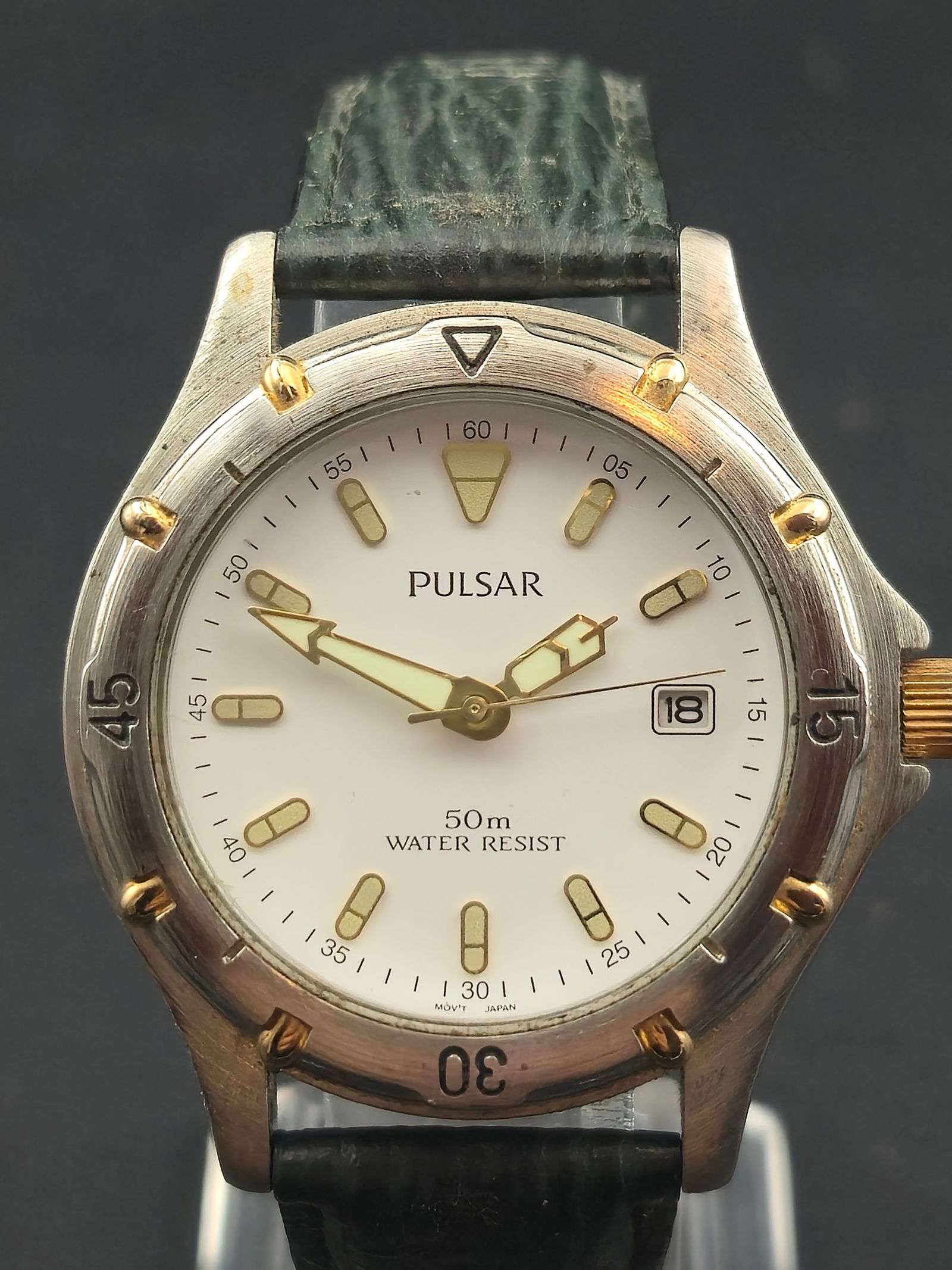1990s Pulsar VT32-X039 “Two-Tone Sport” 37mm Quartz Watch – 50m, New Battery, Running: classic 1990s Pulsar VT32-X039 two-tone sport watch featuring a white dial with luminous indices, rotating-style bezel markings, and gold-tone crown and accents. Powered by a Japan quartz movement wit