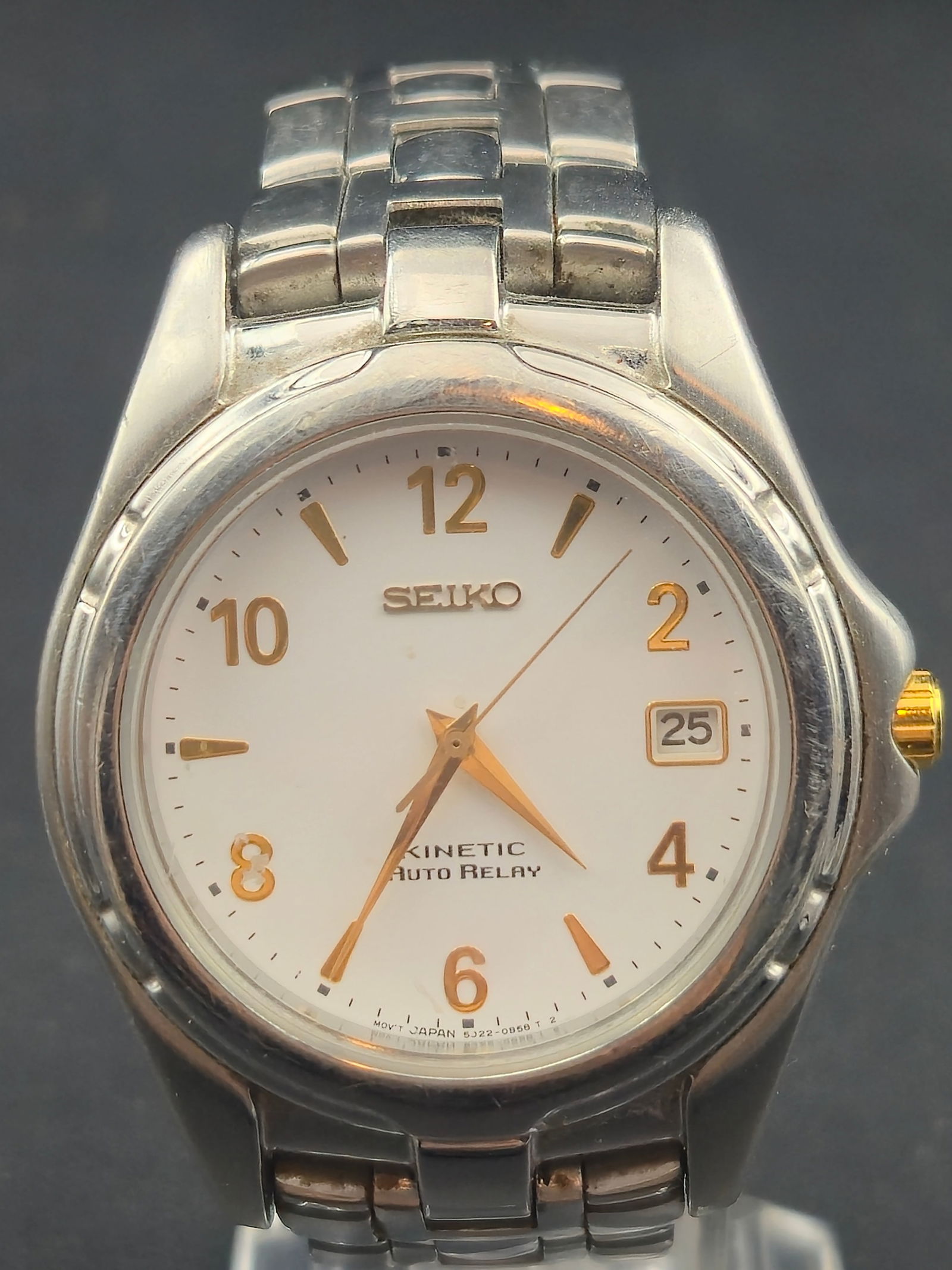 2000s Seiko 5J22-0B69 “Auto Relay Kinetic” 37mm Stainless Steel Watch – Running: Seiko 5J22-0B69 Kinetic Auto Relay from the 2000s, featuring Seiko’s advanced hybrid movement that stores power from wrist motion and automatically goes into sleep mode to preserve energy. The white