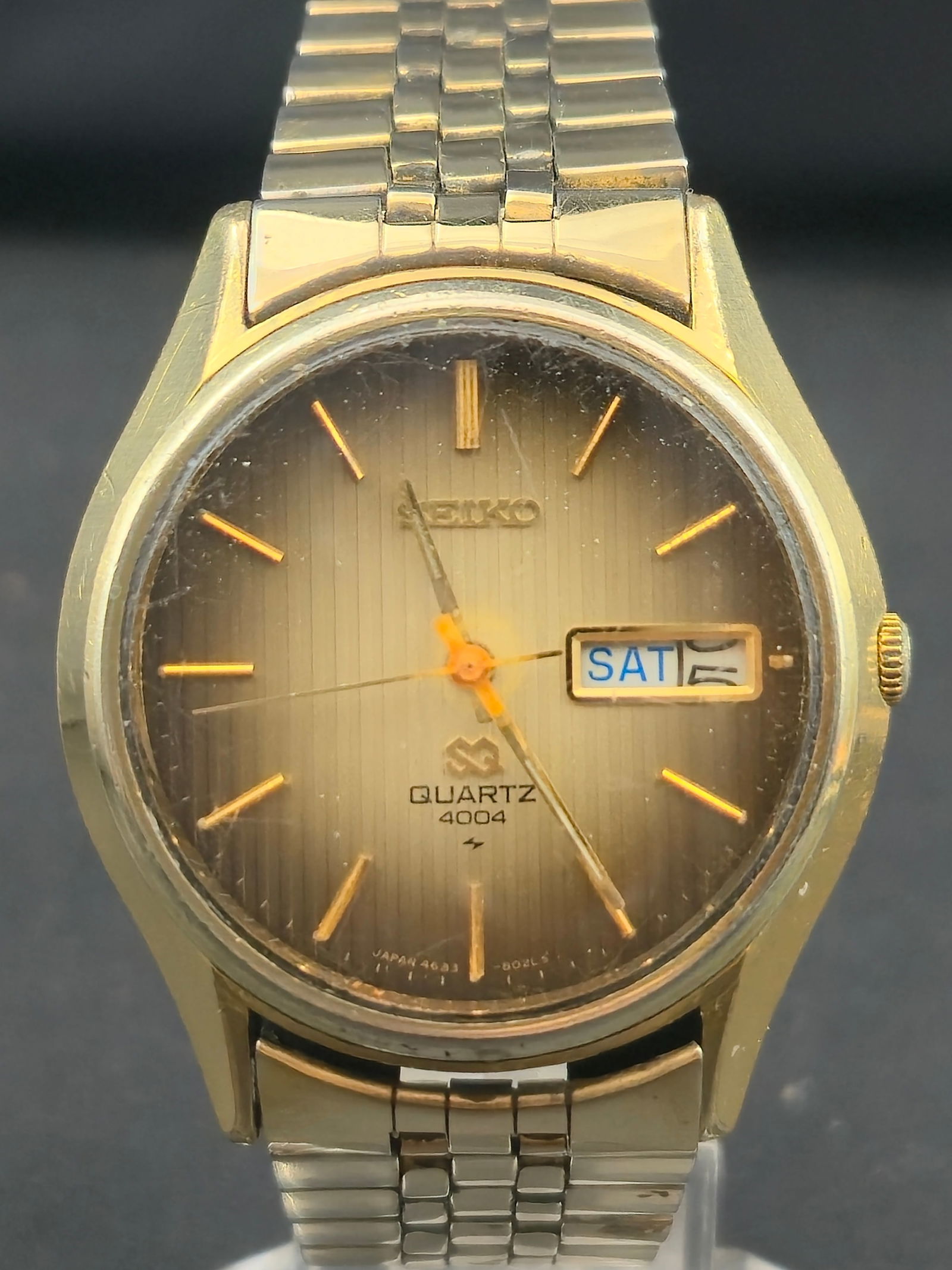 Vintage 1976 Seiko Quartz 4004 men’s wristwatch featuring the iconic sunburst vertical-line gold (1 of 11)