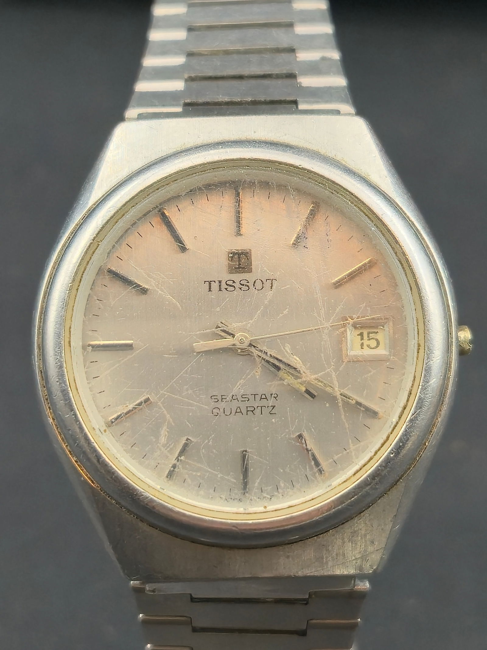 1981 Tissot Seastar Quartz 36mm Stainless Watch with Box – Runs – Needs Crown: Vintage early-1980s Tissot Seastar Quartz wristwatch with silver dial, applied indices, and date at 3 o’clock. Powered by a Swiss quartz movement. The watch is running, but needs a crown. Crystal is