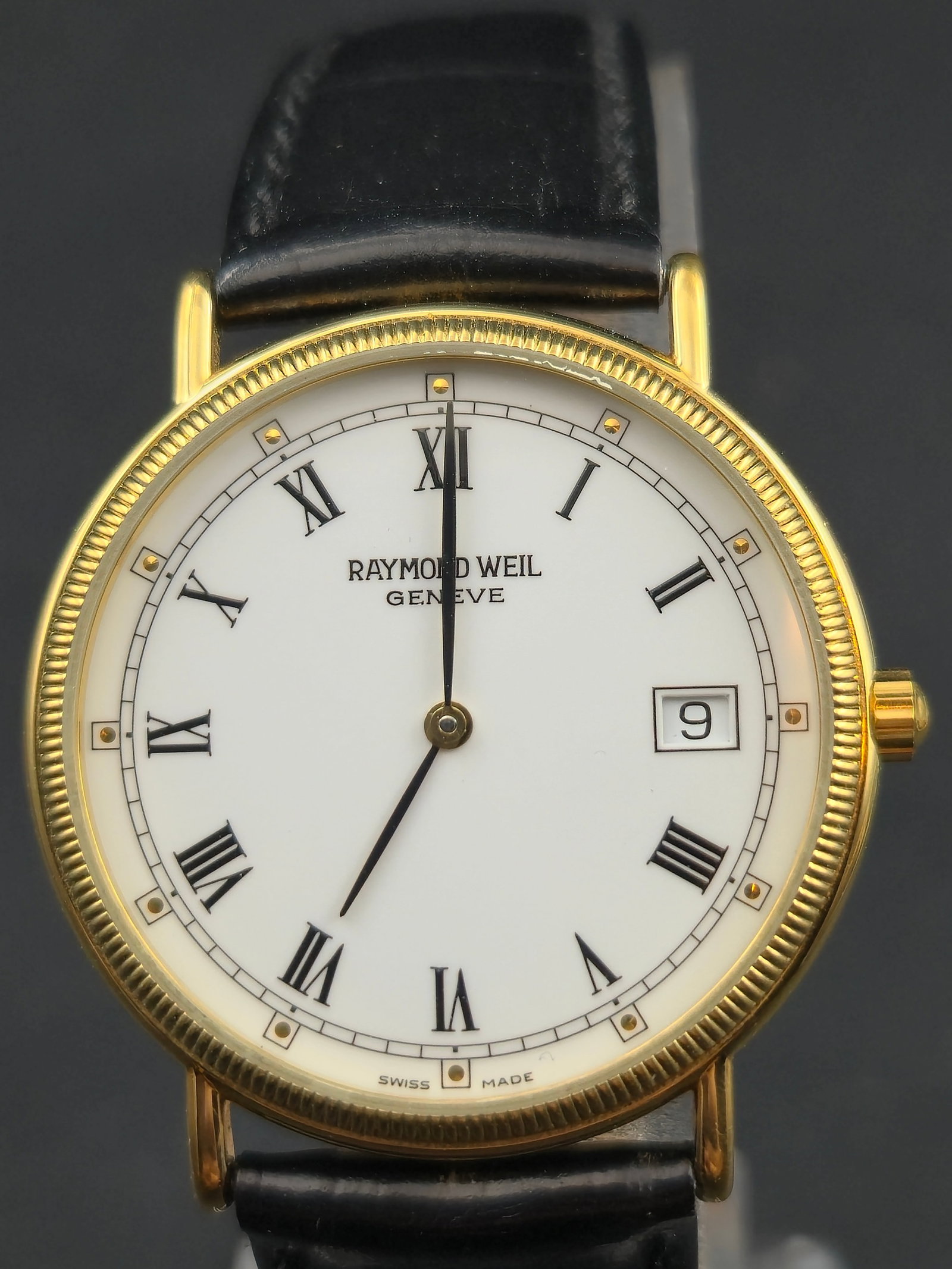 Raymond Weil Genève 5514/1 31.8 mm Swiss Quartz Dress Watch 18K GP Mint Condition New Battery: Raymond Weil Genève reference 5514/1 Swiss quartz dress watch in mint condition with a new battery installed. Features an 18K gold-electroplated case, white Roman numeral dial, date display at 3 o’