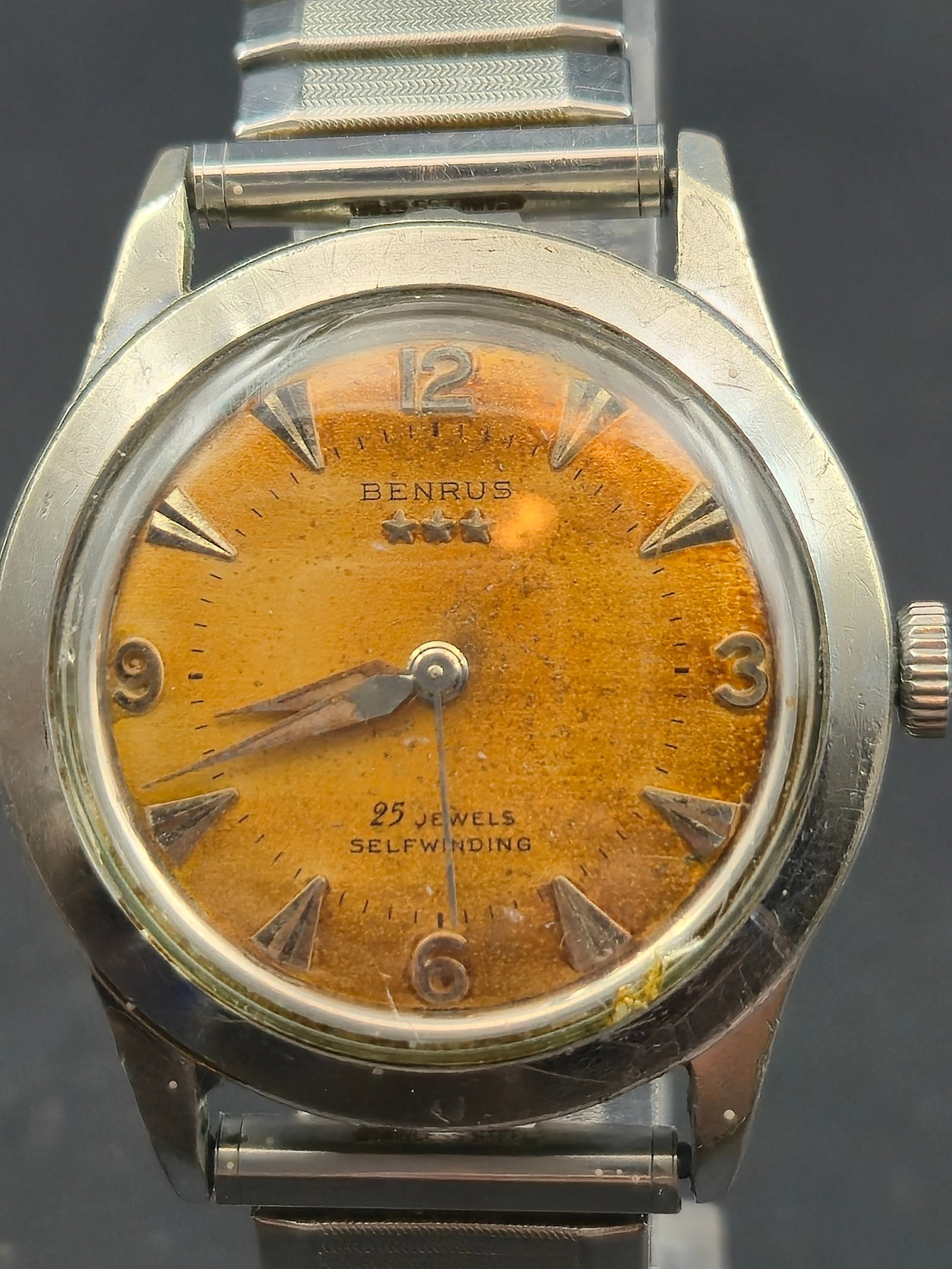 1950s Benrus 34mm 25J Selfwinding Watch Tropical Patina Dial – Runs: Vintage 1950s Benrus 25-jewel selfwinding wristwatch featuring a naturally aged tropical patina dial with gold-tone indices and Arabic numerals at 12–3–6–9. Powered by the Swiss Benrus Model DOA