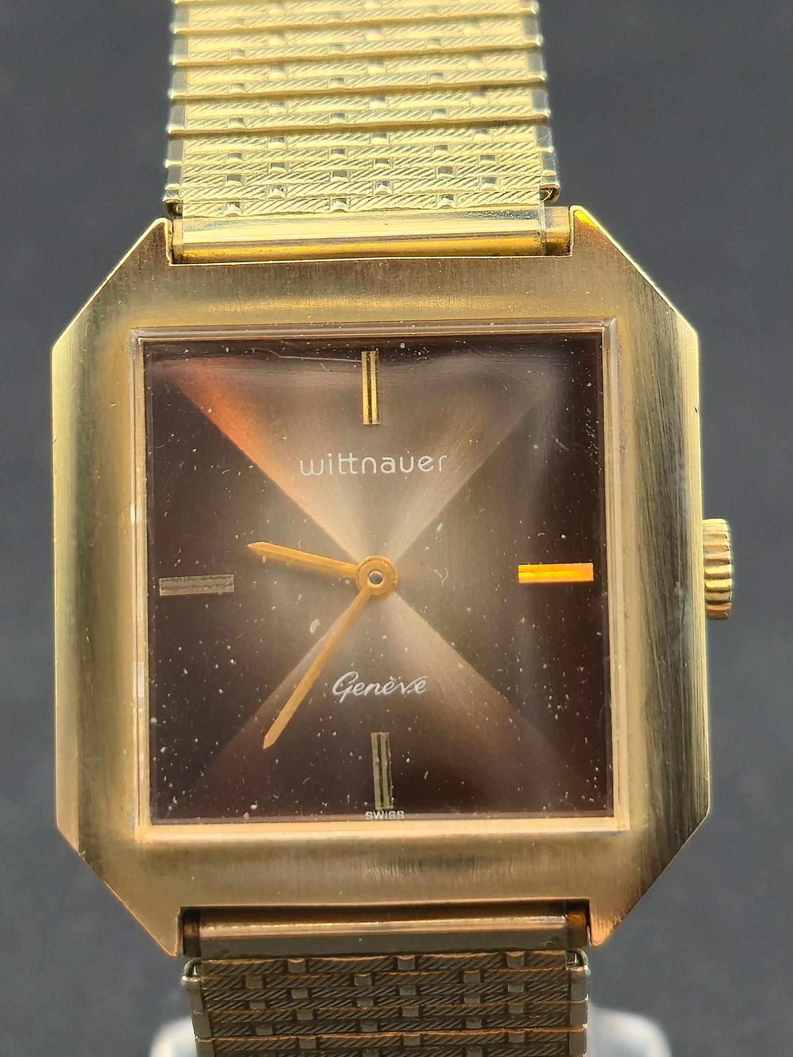 Wittnauer Geneve 31 mm 17 Jewel Mechanical Watch Swiss Made Gold Tone Runs Vintage: Vintage Wittnauer Genève Swiss-made wristwatch featuring a 31 mm gold-tone square case with a faceted crystal and a brown sunburst gradient dial. Powered by a seventeen jewel Wittnauer Watch Co Swiss