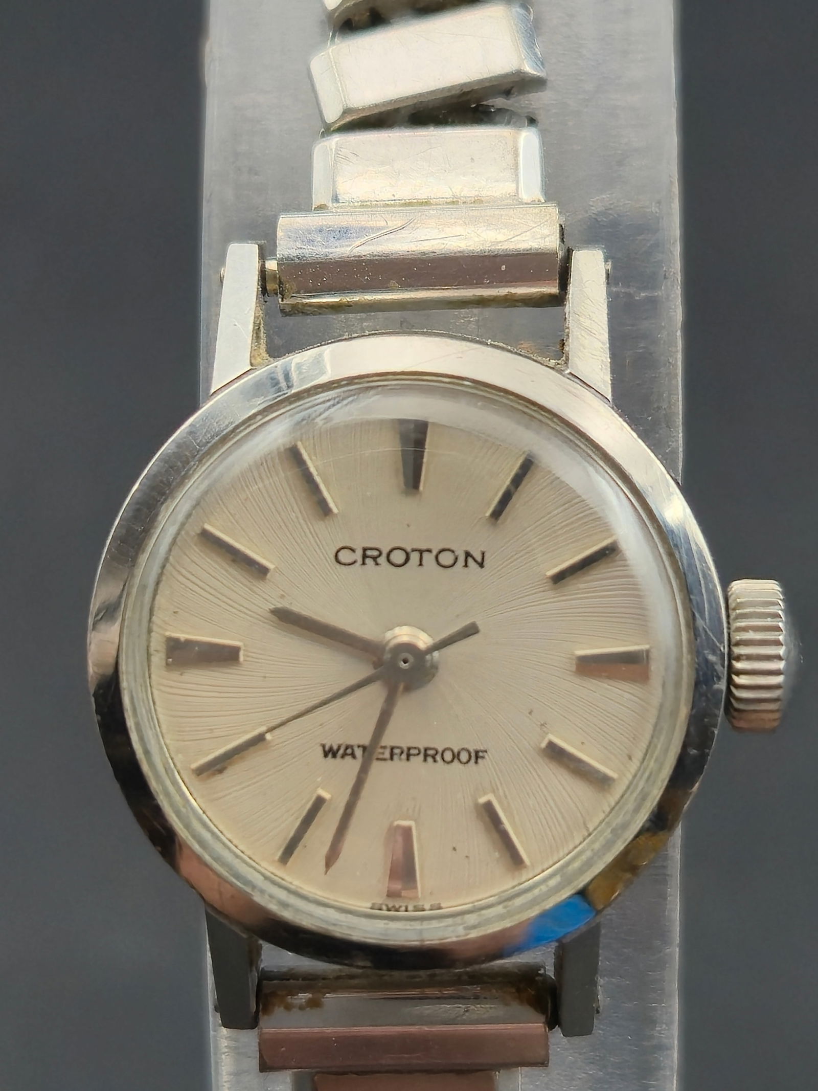 1950s Croton Waterproof Ladies Watch – Ref. 8985 – 18mm Case – Swiss 17J – Running –: Vintage 1950s Croton ladies’ waterproof wristwatch featuring a Swiss 17-jewel manual-wind movement and original period expansion bracelet. The watch is running and keeping time, with a clean sunburs