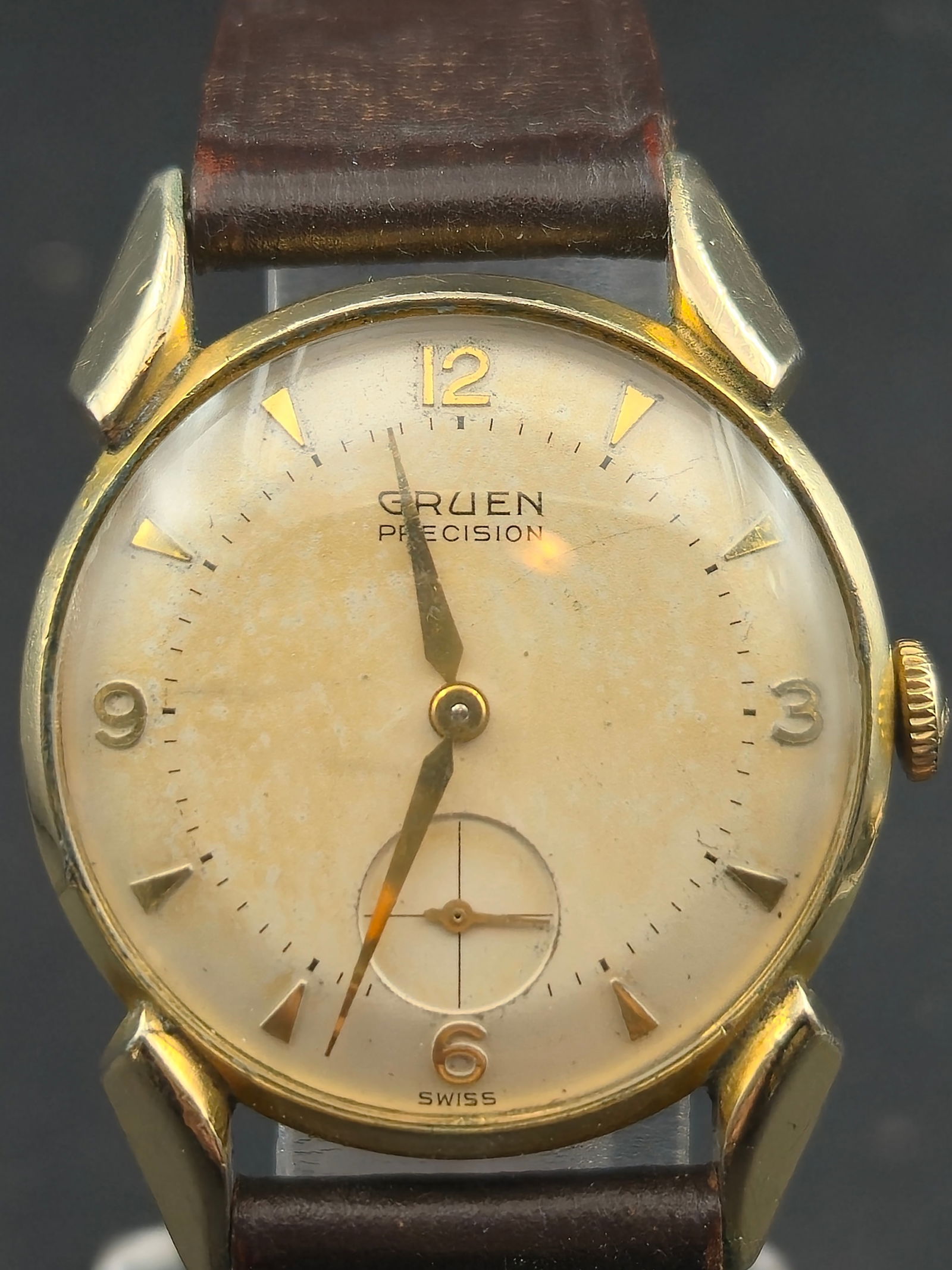 1950s Gruen Precision 29mm 10K RGP Bezel Swiss 17J Manual Wind: Vintage 1950s Gruen Precision wristwatch featuring a 10K R.G.P. bezel with distinctive pointed lugs and a stainless steel back. The cream dial has applied gold-tone markers, matching hands, and a sub-