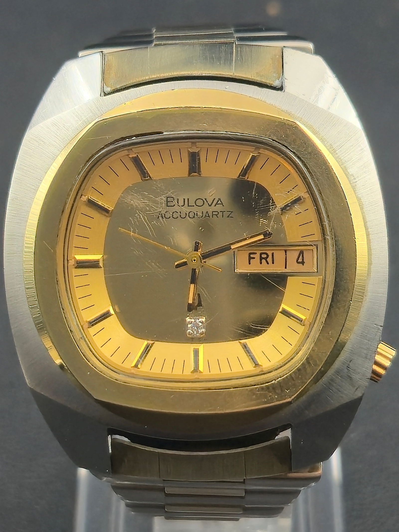 1974 Bulova Accuquartz 40mm Gold TV-Dial Day-Date Diamond Marker – GF/Stainless Bracelet –: Vintage 1974 Bulova Accuquartz (date code N4) featuring a gold-tone TV-screen dial with applied markers, a diamond at 6 o’clock, and day/date at 3. The case is stainless steel with a gold electropla