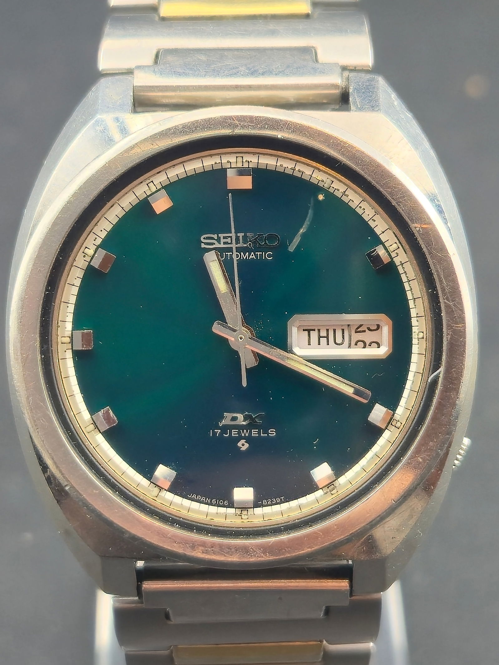 1970 Seiko DX 6106-8207 38mm Automatic Japan 17J Green Dial – Runs – No Crystal: Vintage 1970 Seiko DX automatic, reference 6106-8207, featuring a deep green sunburst dial with applied indices and a framed day/date window. The dial and hands show original factory style with age-ap