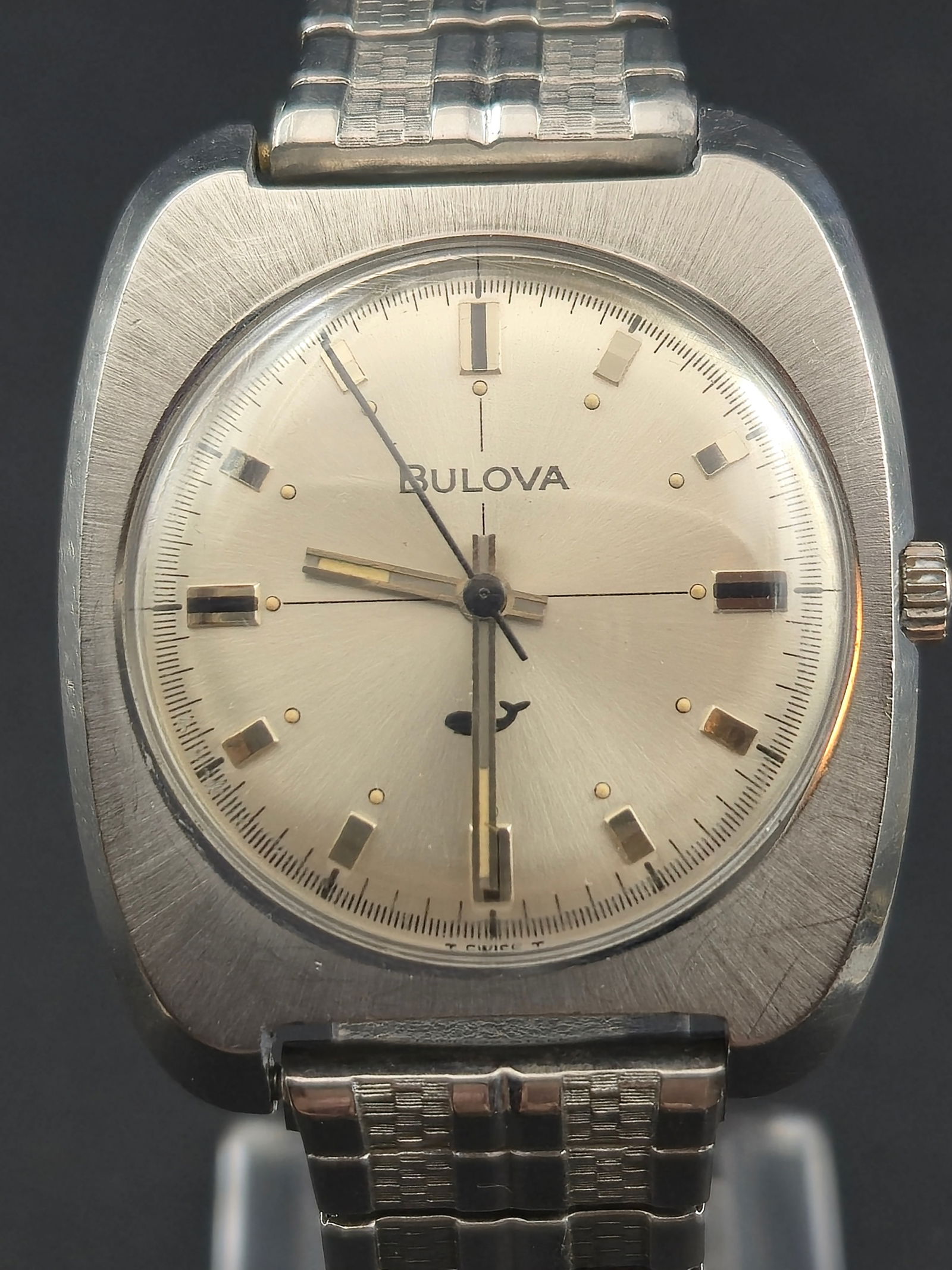 1969 Bulova Sea King “Whale” 33mm Stainless Automatic Watch w/ Speidel Band Running: Offered is a 1969 Bulova Sea King “Whale”, a classic late-60s stainless-steel automatic featuring the iconic whale logo above 6 o’clock. This example retains its original silver sunburst dia