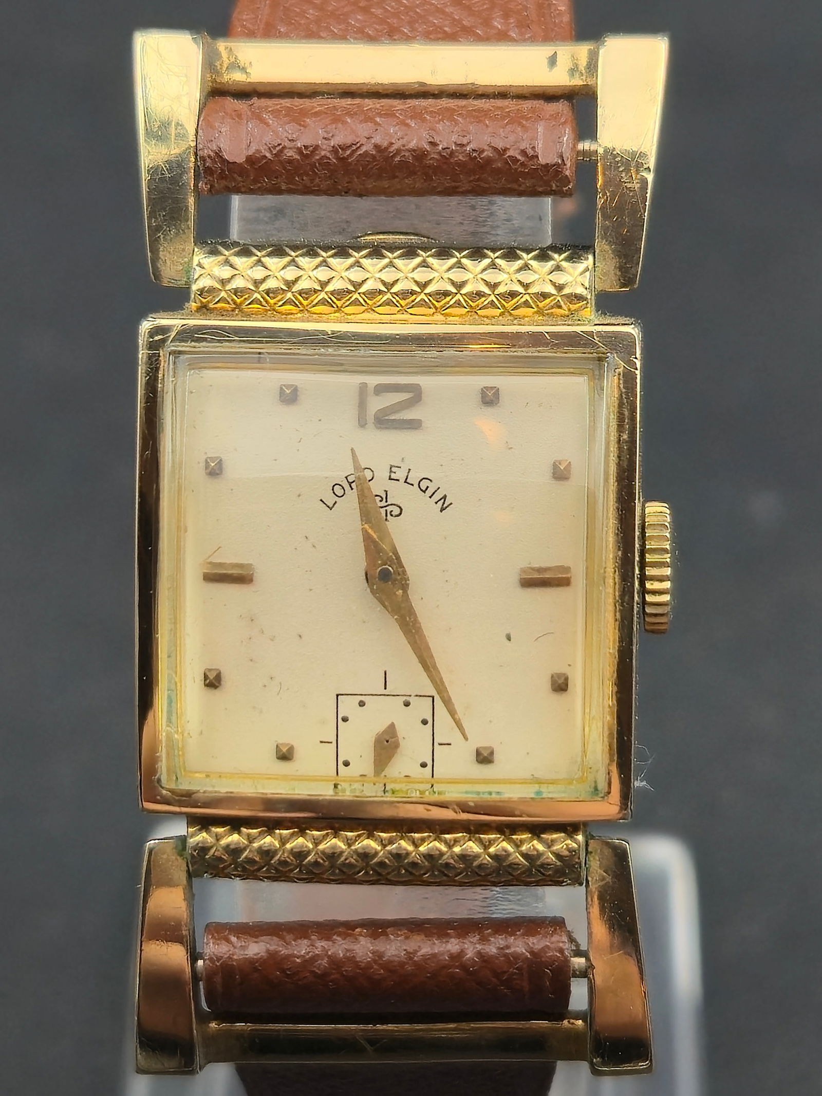 1950s Lord Elgin 14K Gold Filled Jump Lug Dress Watch 22mm with 21 Jewel Cal 670 Runs: Vintage 1950s Lord Elgin men’s dress watch in a distinctive 14K gold filled case by Wadsworth, reference 4632. This model features dramatic extended jump lugs and a textured bezel pattern that is hi