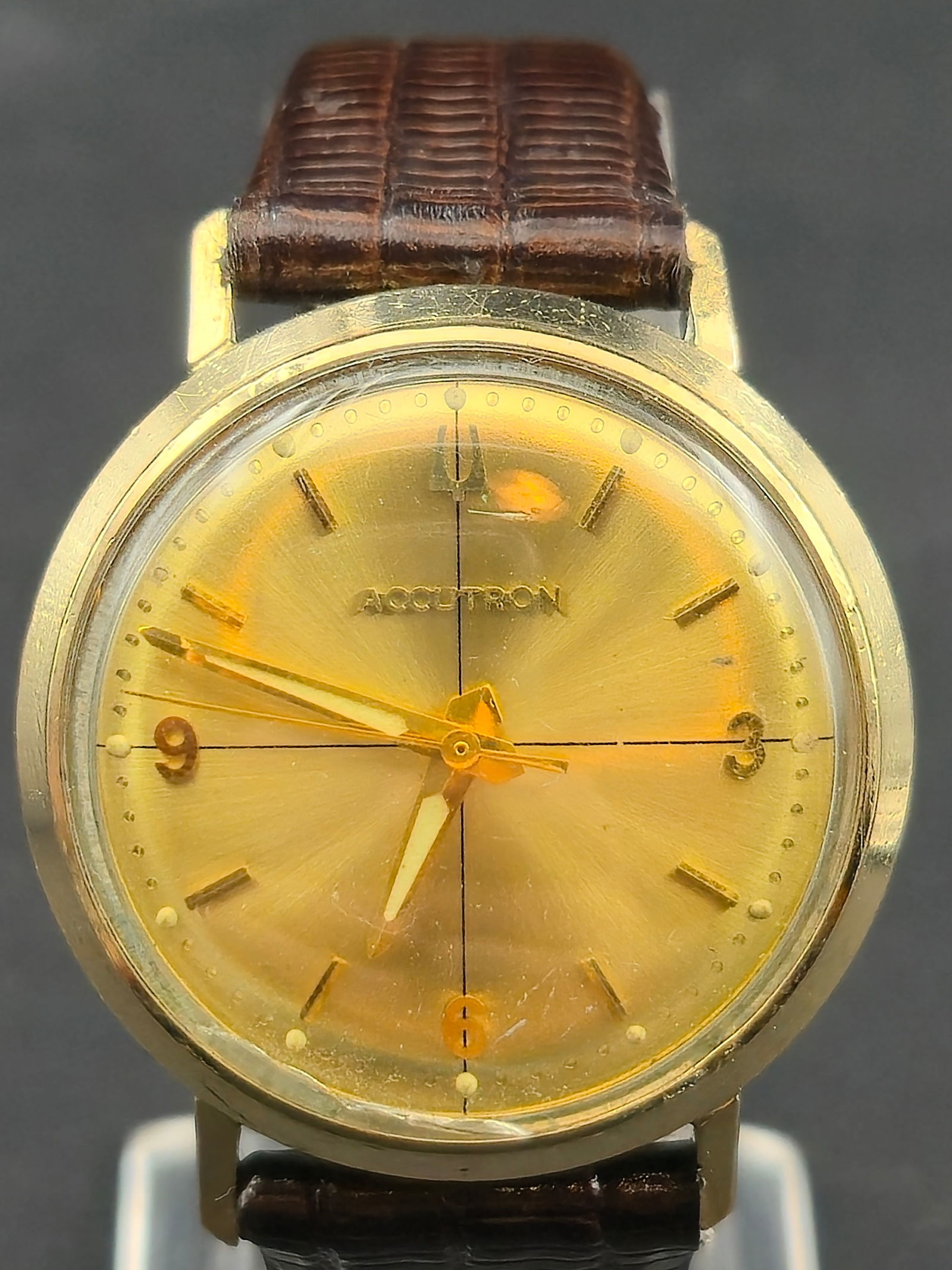 1968 Bulova Accutron 214 10K GF 34 mm “Tuning Fork” Vintage: Vintage 1968 Bulova Accutron featuring the iconic 214 tuning-fork movement and a 10K gold-filled case. Classic sunburst gold dial with applied markers and crosshair layout. The watch has a new battery