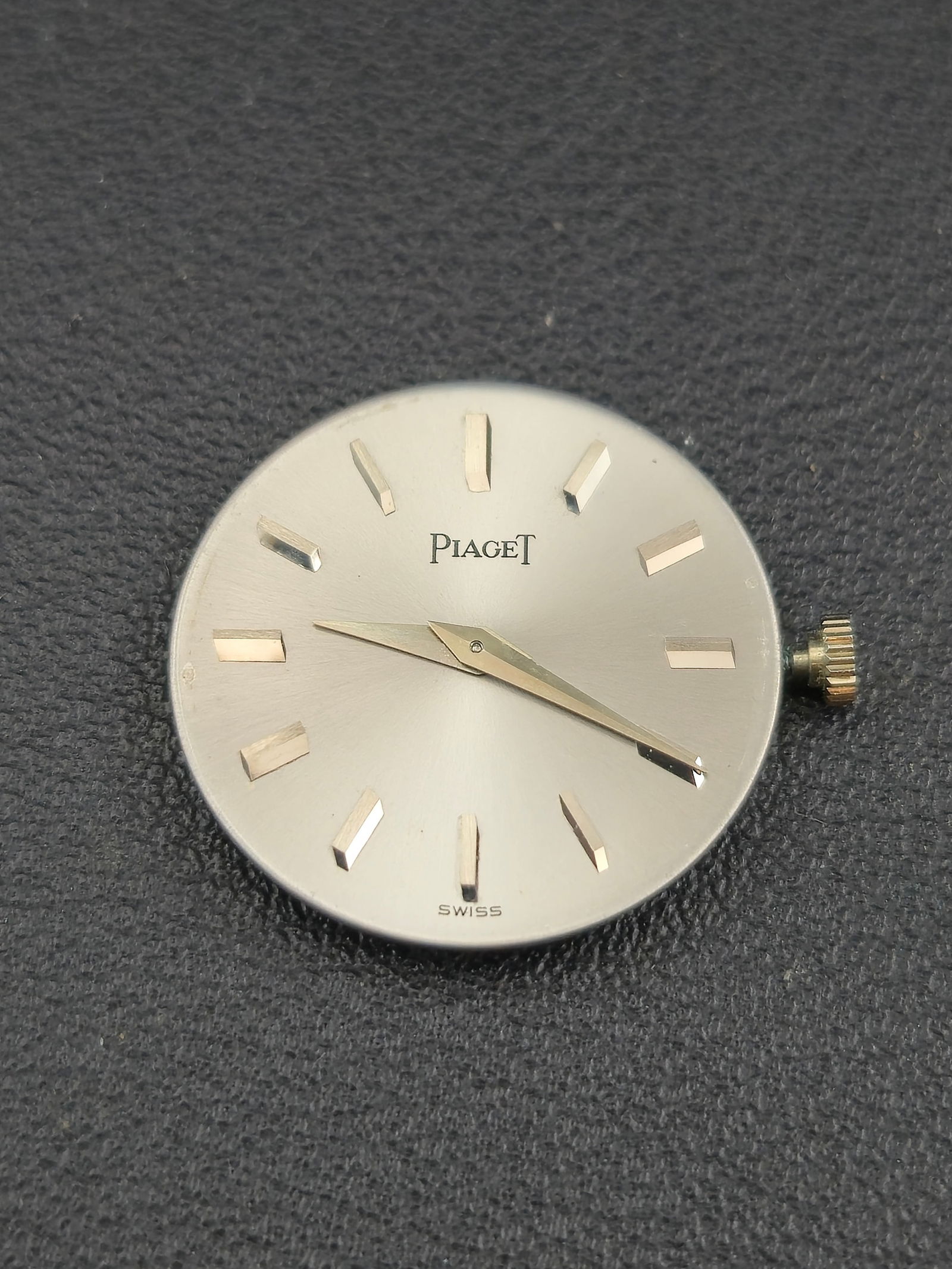 Piaget 9P1 Ultra-Thin Manual 21 mm 18J Movement & Dial “9P1 Caliber” Running: Vintage Piaget 9P1 ultra-thin hand-wound movement with original silver Piaget dial and matching hands. This is Piaget’s famous extra-flat caliber from the 1960s–1970s, measuring approx. 2 mm thick