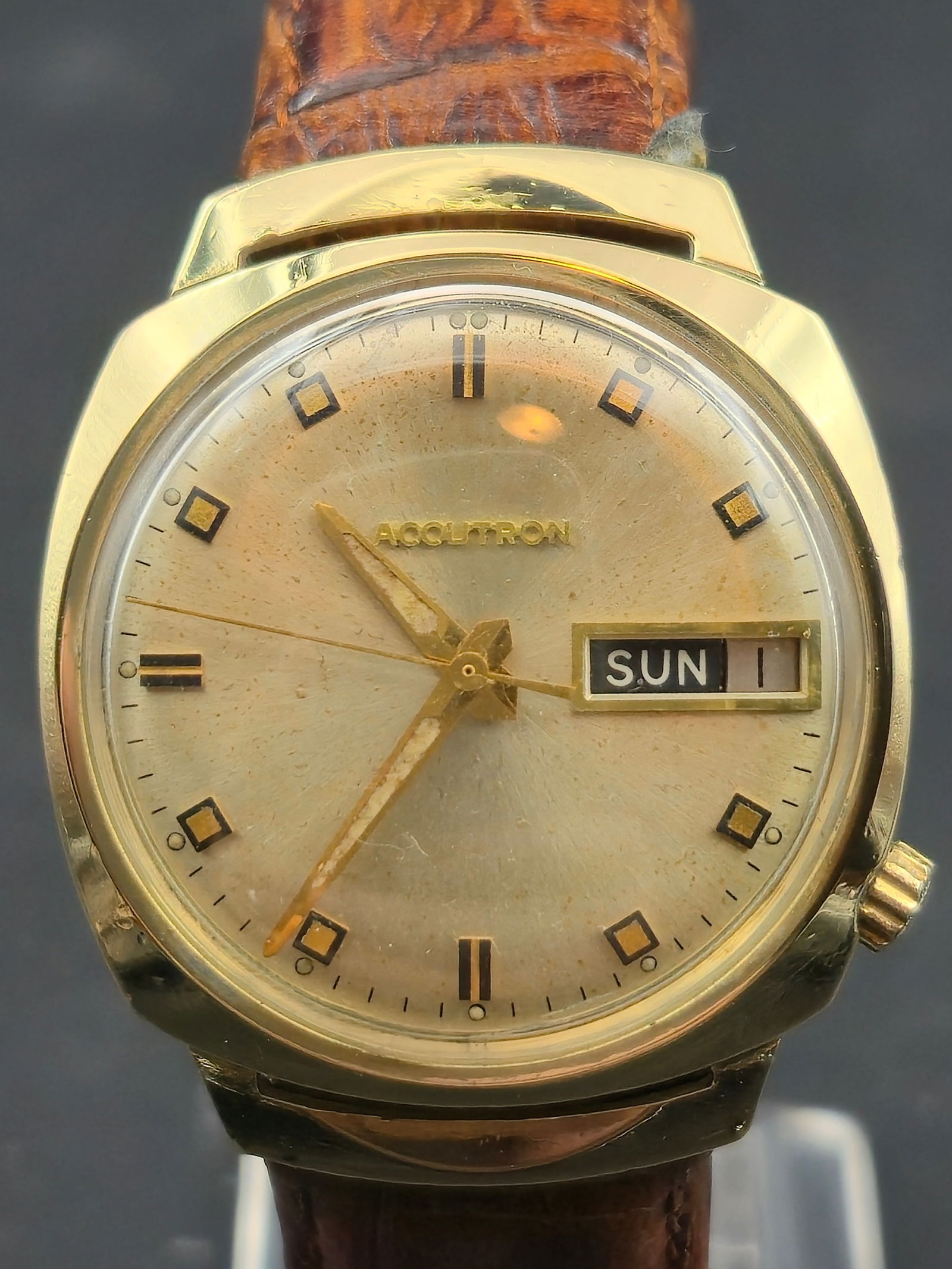 1969 Bulova Accutron Day-Date 2182 14K GF Case w/ GF Bulova Buckle – 34mm – Running: Classic 1969 Bulova Accutron Day-Date featuring the reliable tuning-fork 2182 movement, housed in a 14K gold-filled case and paired with a Bulova 1/20 10K gold-filled signed buckle. The watch is fitte