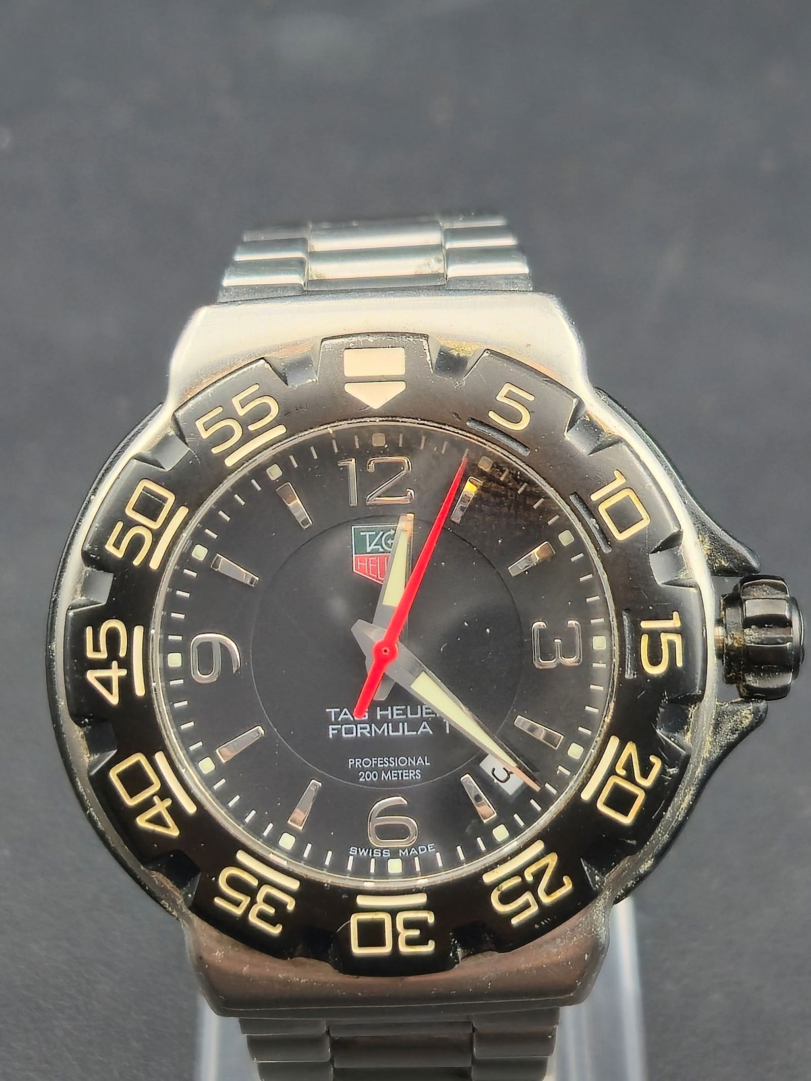 TAG Heuer Formula 1 WAC1110 “F1 Professional” 42mm – 2007 – Full Set – New Battery: This TAG Heuer Formula 1 Professional features the iconic black uni-directional bezel with raised numerals, bold Arabic dial, and the classic 200m diver case. Presented as a full set with original box