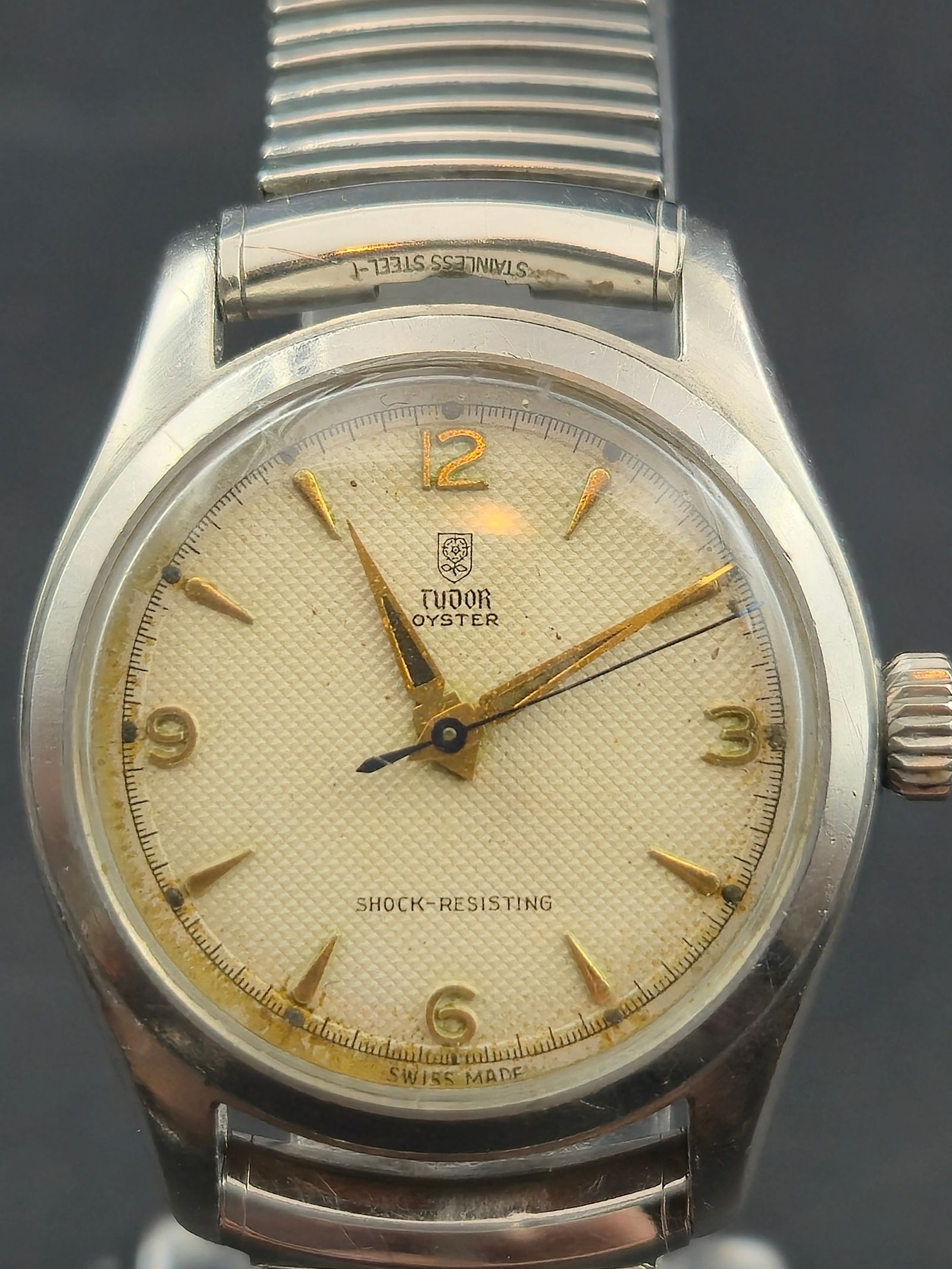 1950s Tudor Oyster Ref. 7803 Waffle Dial 32mm Stainless Steel – Runs – N1182 Movement: Beautiful early-1950s Tudor Oyster wristwatch featuring the highly sought-after waffle (honeycomb) dial, original gilt hands, and the correct Tudor N1182 manual-wind movement. The watch is running and
