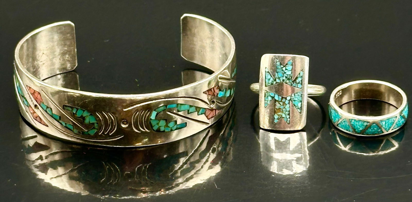 Sterling Silver Turquoise & Coral Inlay Jewelry Set – Bracelet & 2 Rings – 37g: Southwestern sterling silver inlay jewelry set featuring turquoise and coral. Includes a detailed inlay cuff bracelet with geometric designs, a rectangular inlay ring, and a band-style turquoise inlay