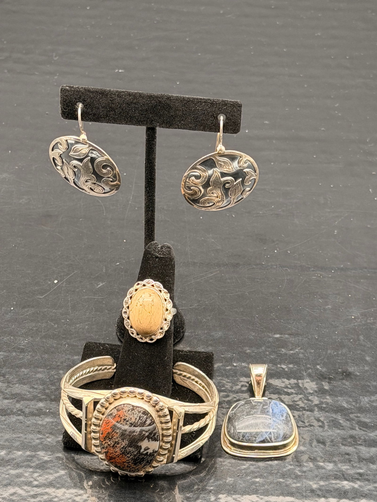 Vintage Sterling Silver Jewelry Lot – Earrings, Ring, Cuff Bracelet & Pendant – 79g (1 of 13)