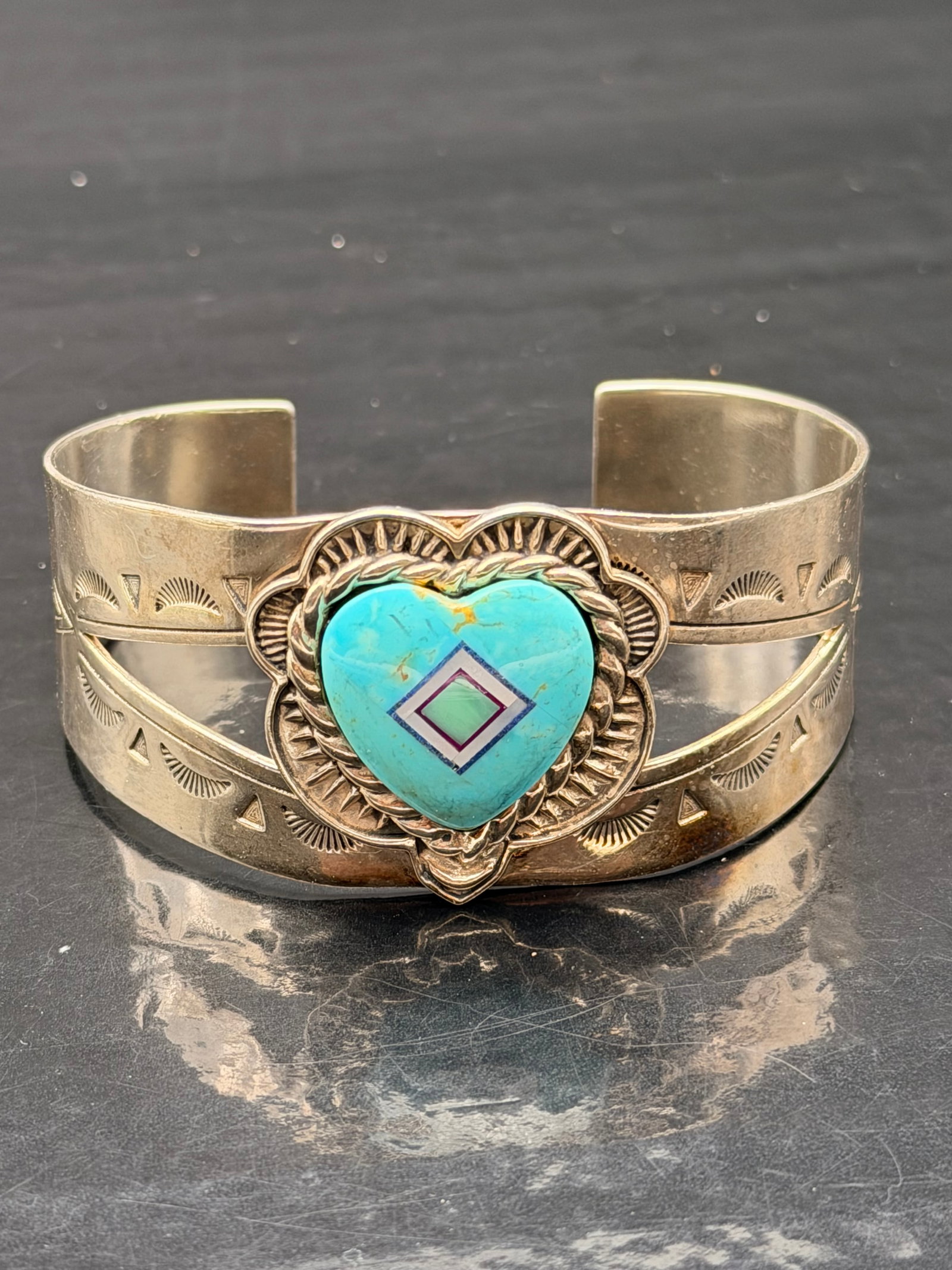 VINTAGE NAVAJO TURQUOISE STERLING SILVER BRACELET 40g: This is an impressive Southwestern inlaid heart silver bracelet.
