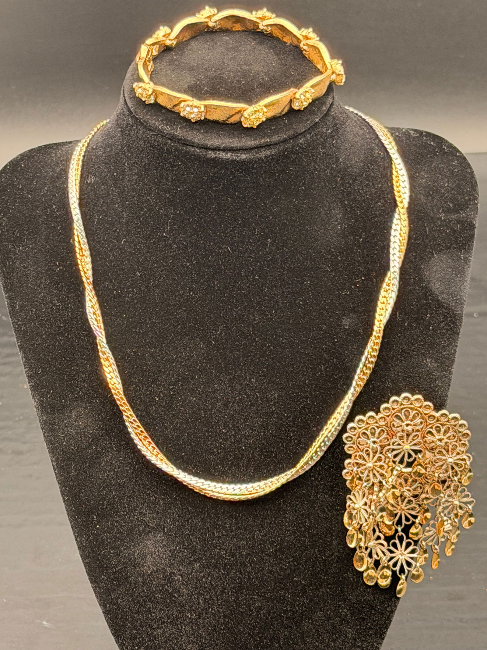 Signed Trifari Vintage Gold-Tone Jewelry Set – Necklace, Bracelet & Filigree Brooch – 60g (1 of 10)