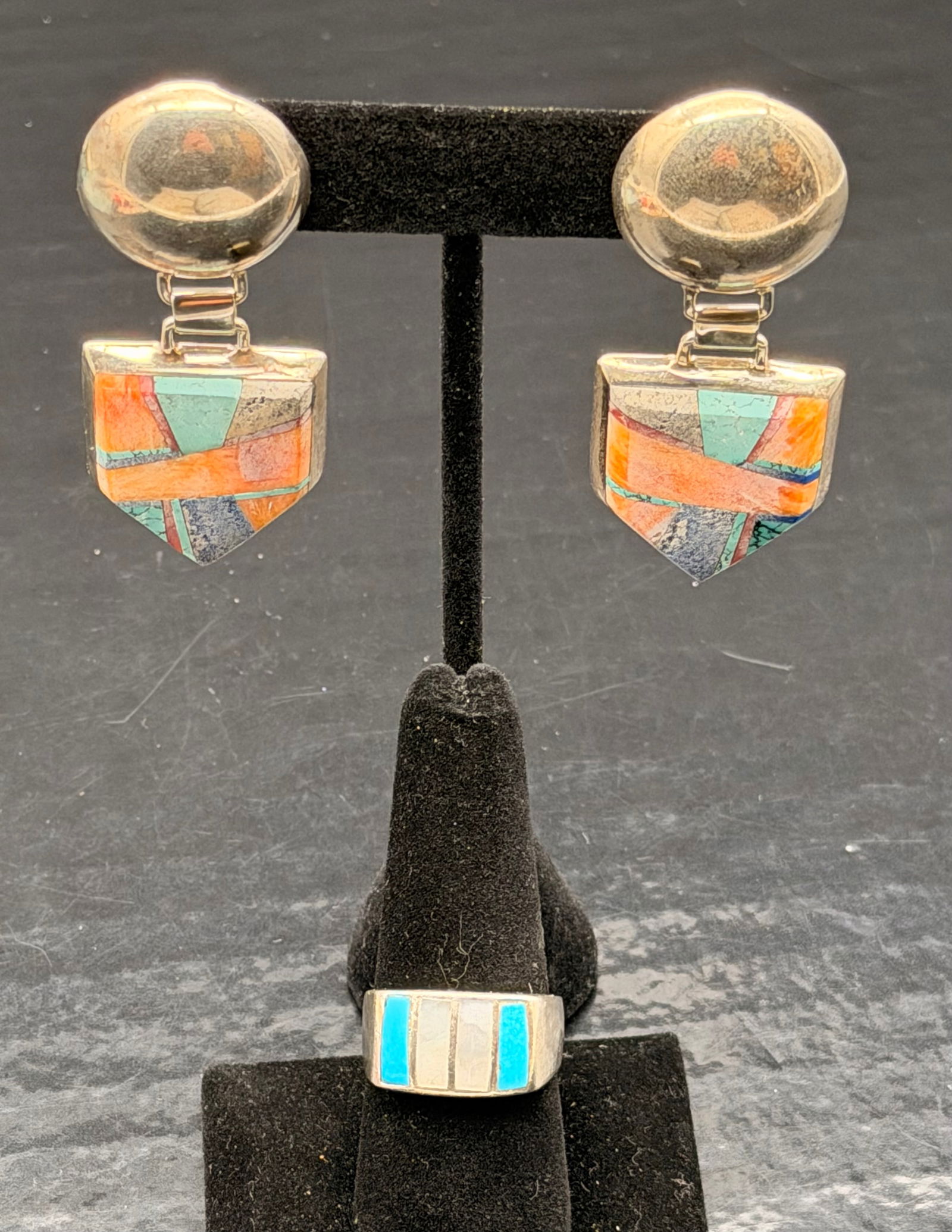 Native Sterling Silver Inlay Jewelry Lot – Lynn Yellowhorse Earrings & Turquoise Ring – 35g: Beautiful sterling silver jewelry lot featuring signed Lynn Yellowhorse Navajo inlay earrings and a Southwestern turquoise & mother-of-pearl inlay ring.