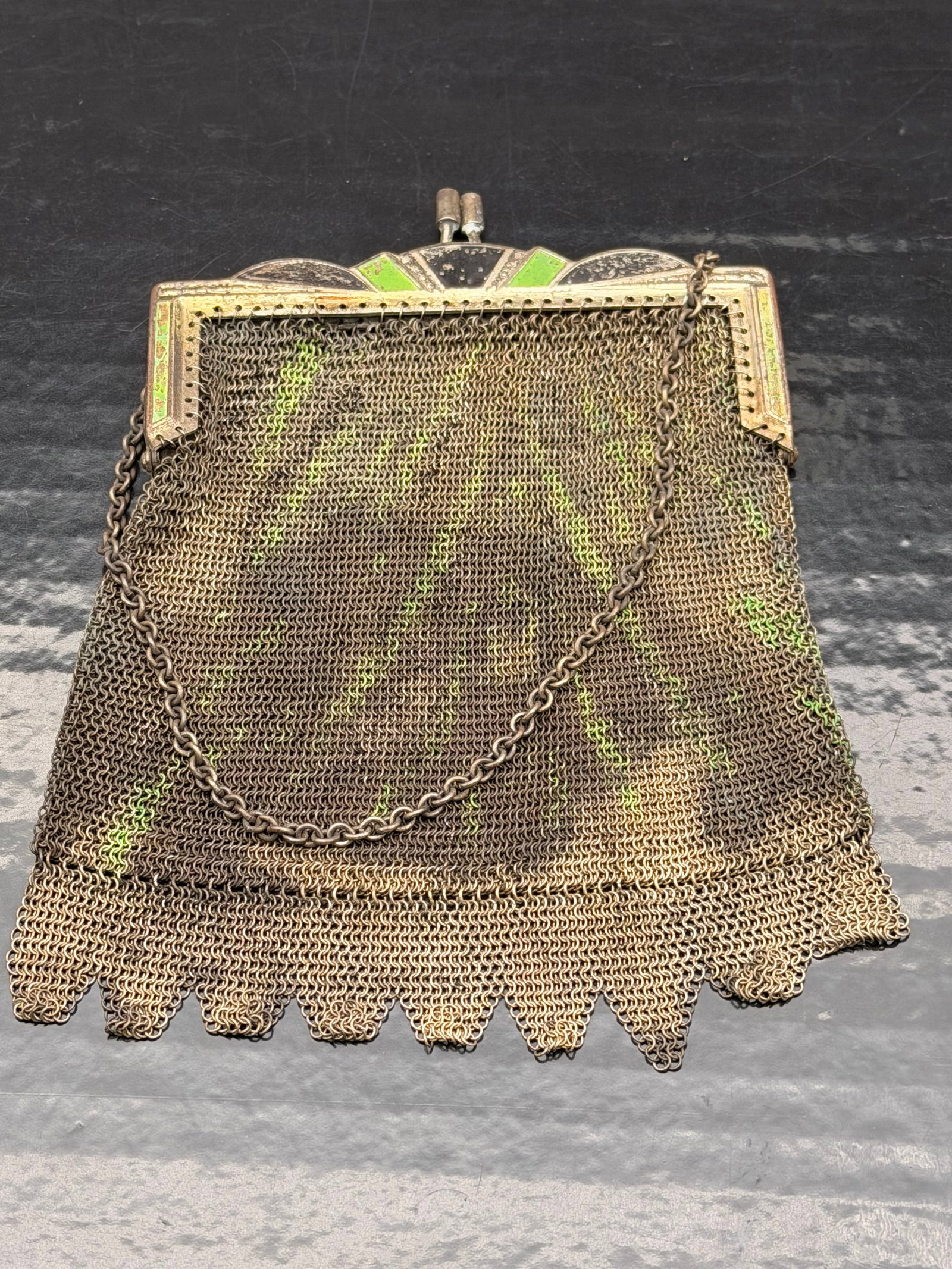 Art Deco Enamel Mesh Purse – Green & Brass – 113g: Beautiful 1920s Art Deco mesh purse featuring geometric green enamel panels on a brass-tone frame. Original chainmail mesh body with decorative pointed fringe.