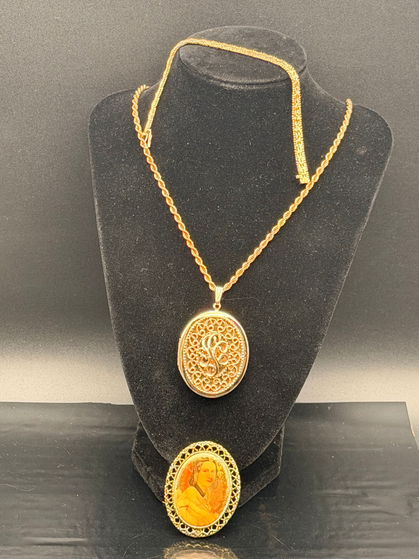 Vintage Gold-Tone Jewelry Lot – Monet Locket, 925 Italy Vermeil Chain & Cameo Pendant – 56g: Beautiful mixed vintage jewelry lot including:• Monet gold-tone rope necklace with ornate locket pendant (signed).• 925 Italy gold-vermeil chain (hallmarked 925 ITALY).• Vintage hand-pa