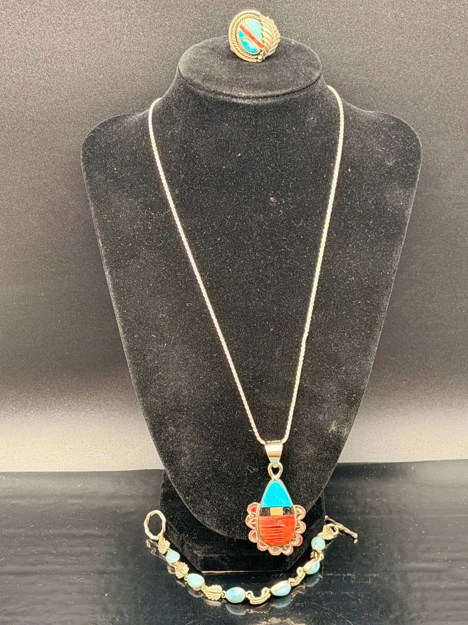 Navajo Sterling Silver Inlay Jewelry Set – Necklace, Ring & Turquoise Bracelet (34g): Beautiful Navajo-style sterling silver jewelry set featuring a vibrant inlay pendant necklace (turquoise, spiny oyster, jet), a matching inlay ring with leaf detailing, and a turquoise stone sterling