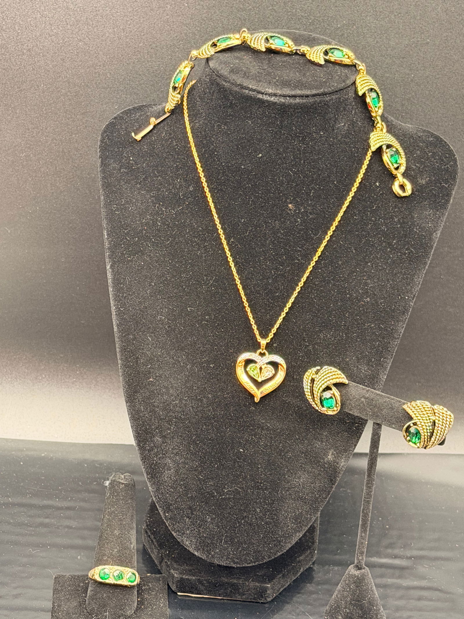 Vintage Gold-Tone Green Rhinestone Jewelry Set – Bracelet, Necklace, Earrings & Ring (47g) (1 of 12)