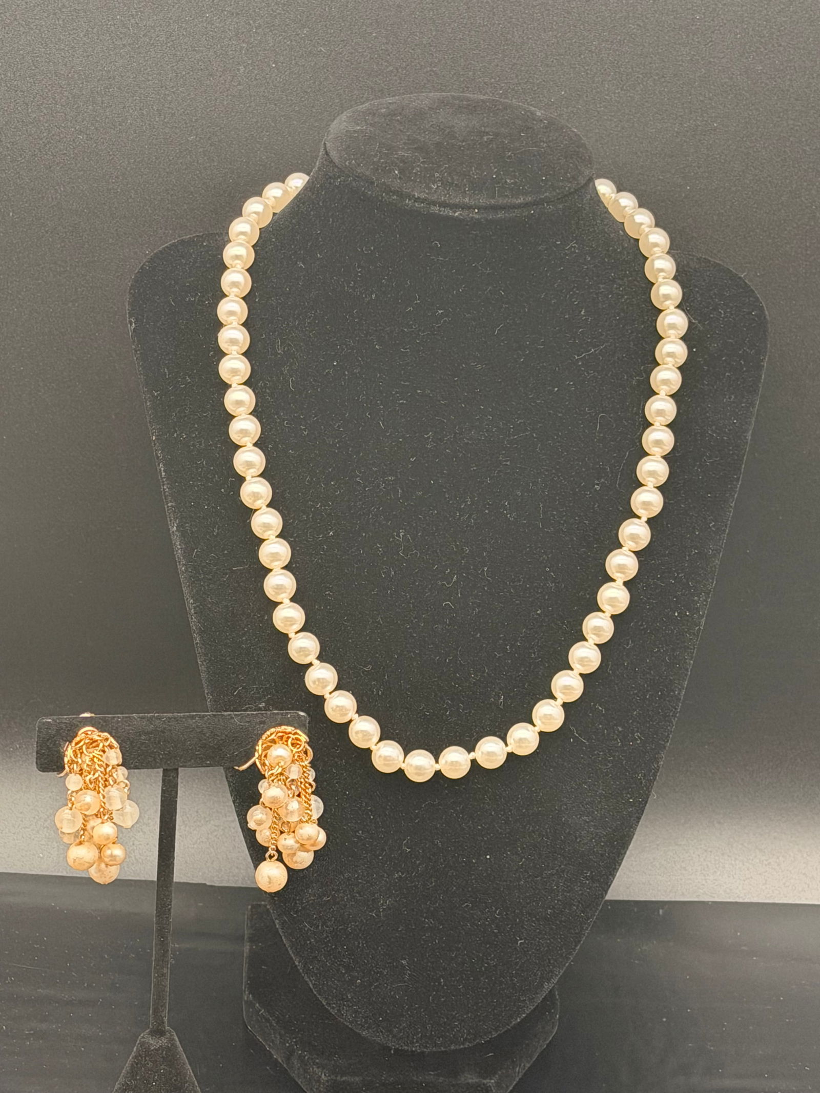 Vintage Faux Pearl Necklace & Dangle Cluster Earrings Set – 51g: Elegant vintage costume jewelry set featuring a classic faux pearl strand necklace paired with matching gold-tone dangle cluster earrings. Pearls are high-shine acrylic pearls with a smooth finish.