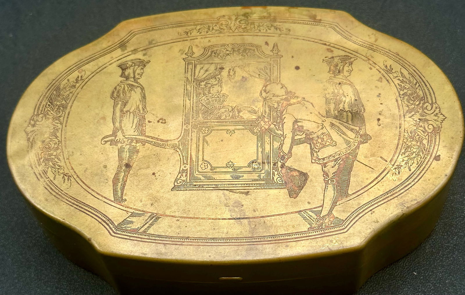 Antique Schrafft’s Boston Candy Tin – One Pound Net Weight – Victorian Advertising Box: Antique advertising tin by Schrafft’s, Boston, Massachusetts, circa early 1900s. Originally used for chocolates, marked “One Pound Net Weight.” Features decorative lithographed scene on lid