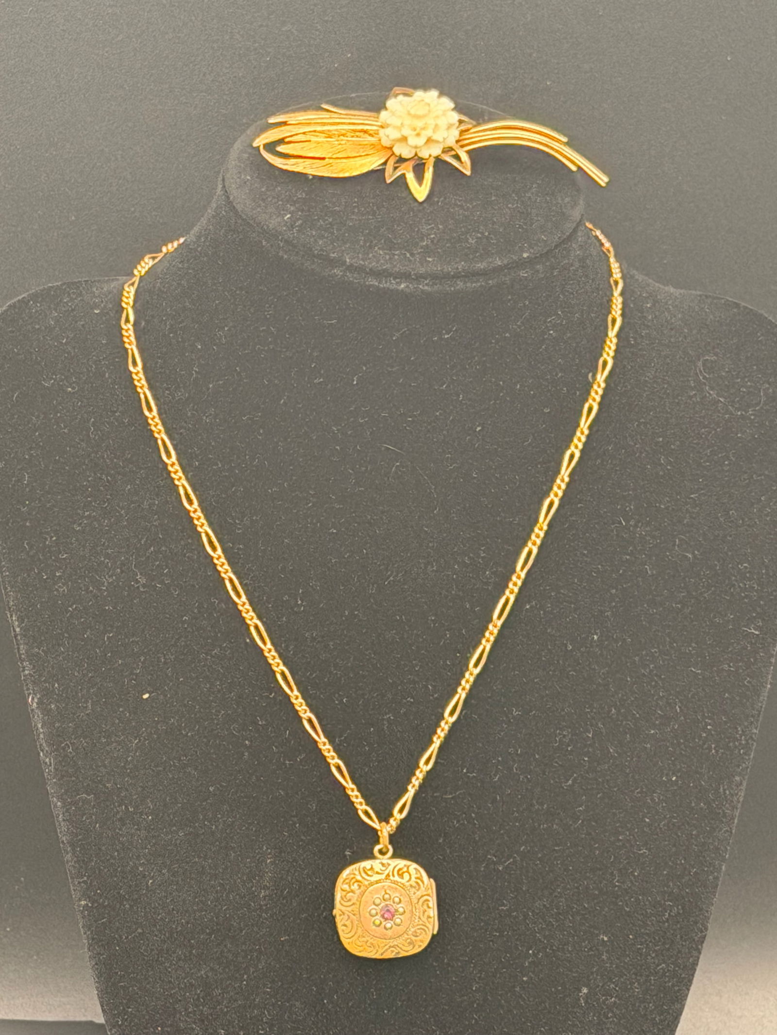 Vintage Gold-Tone Brooch & Monet Pendant Necklace Lot – 14K GF Wells Floral Brooch + Engraved: Beautiful vintage jewelry lot including:1. Wells 14K Gold-Filled Floral Brooch– Marked WELLS 14K GF– Features a detailed carved flower centerpiece with textured gold-tone leaves– Classic mid-cen