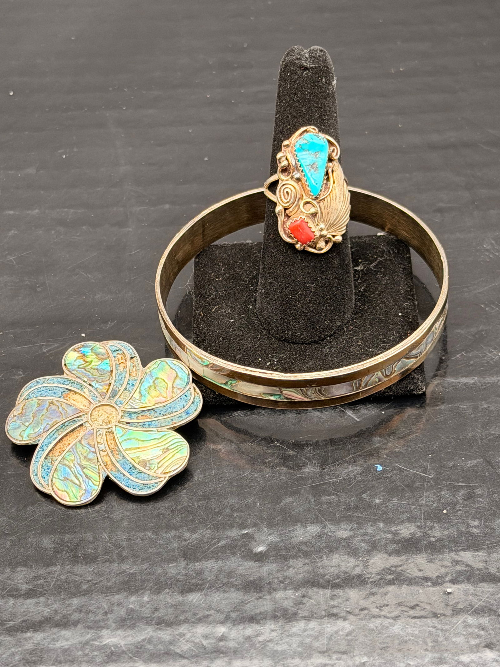 Mexican Alpaca Abalone Set & Navajo Sterling Silver Turquoise/Coral Ring – 32g Lot: Beautiful mixed jewelry lot featuring a combination of Mexican artisan alpaca work and authentic Navajo sterling silver craftsmanship. The set includes a stunning Mexican alpaca abalone flower brooch