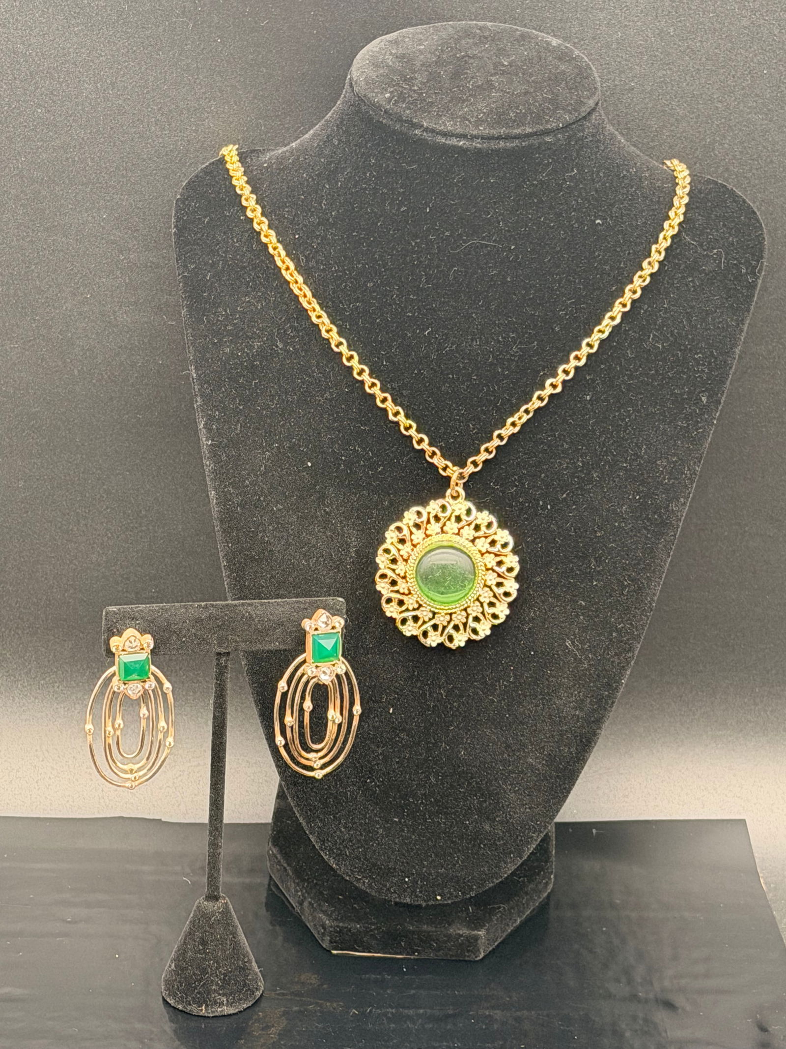 Vintage Green Statement Necklace & Earrings Set – Gold-Tone – 46g Total Weight (1 of 7)