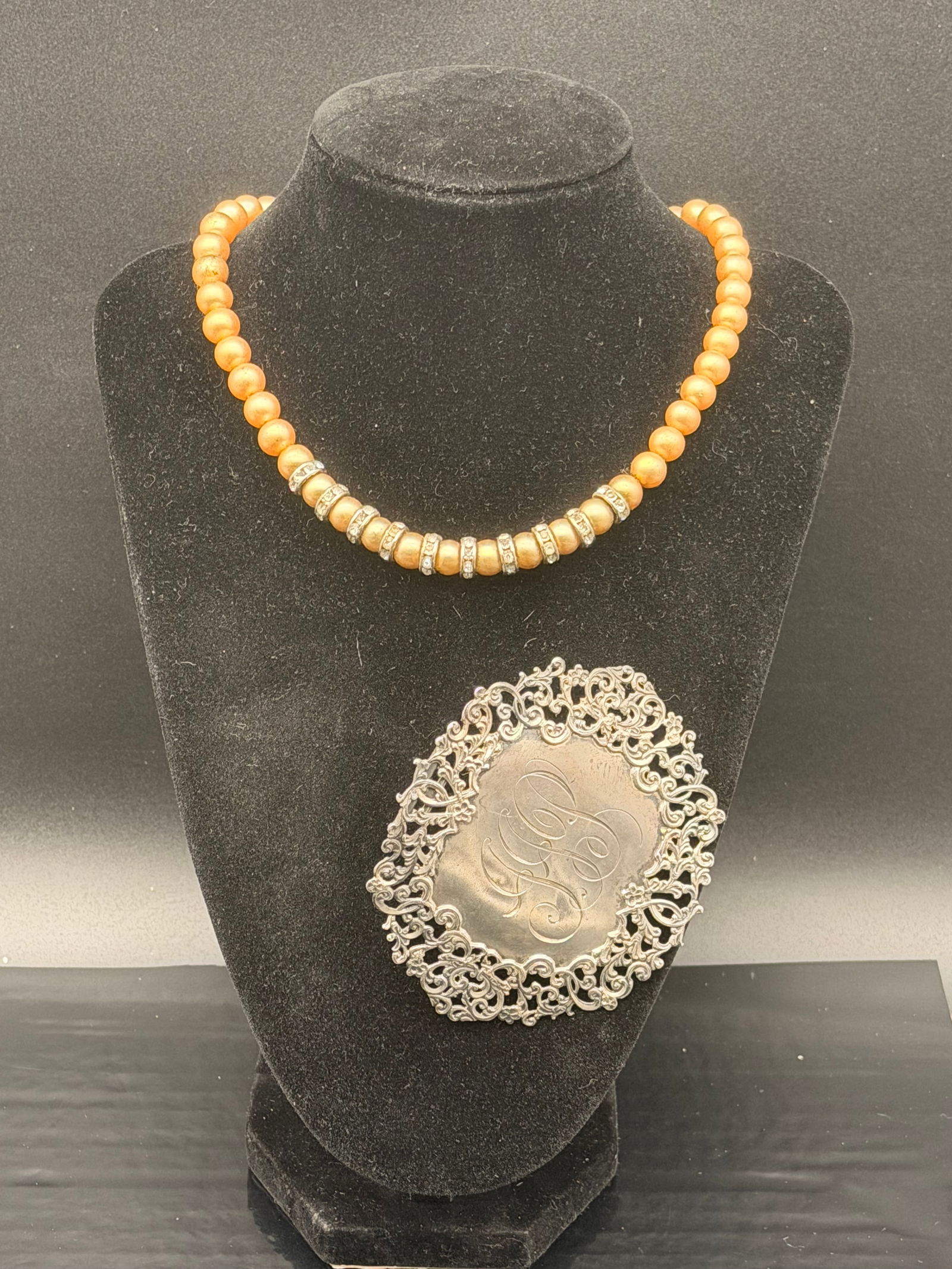 Vintage Pearl-Tone Necklace & Ornate Victorian-Style Silver Brooch Set – 72g Tota (1 of 6)