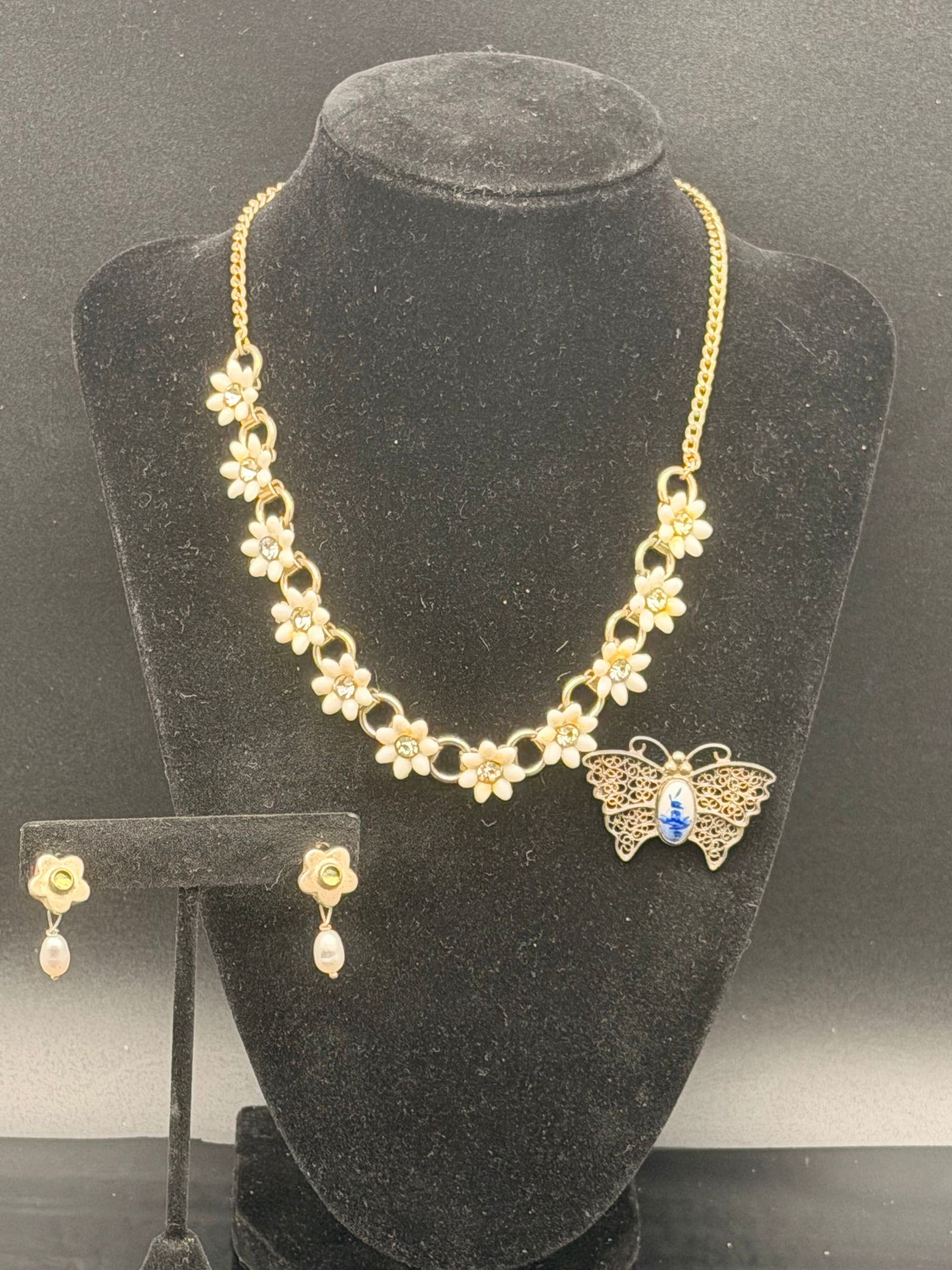 Vintage Floral Jewelry Lot – Necklace, Earrings & Signed Butterfly Brooch: Beautiful vintage jewelry lot featuring a gold-tone daisy necklace with rhinestone centers, a pair of sterling silver floral earrings with peridot-colored stones and freshwater pearls, and a detailed