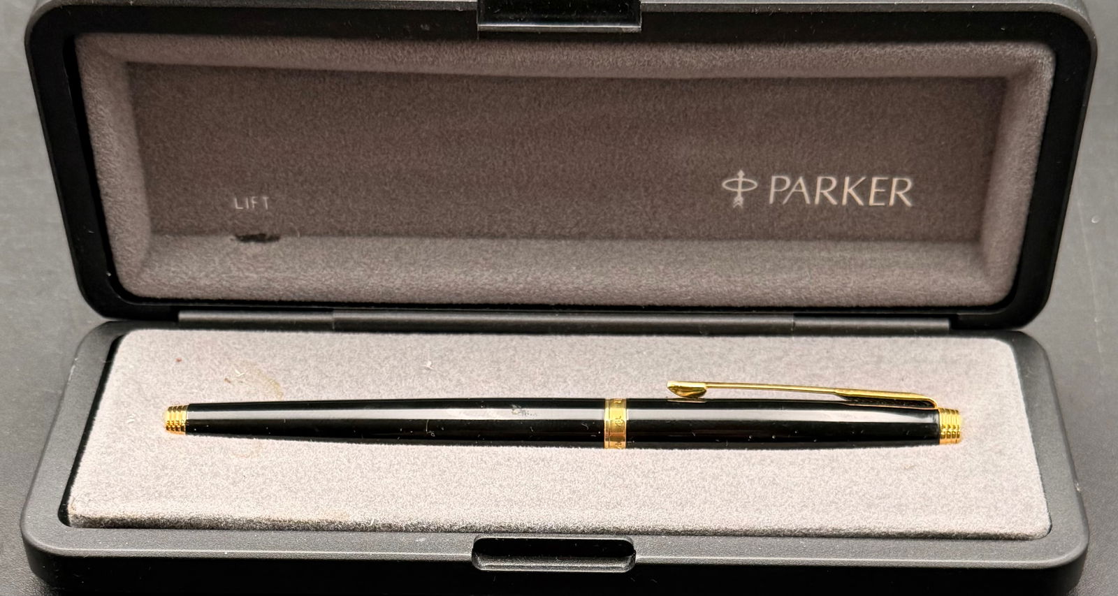 Vintage Parker Fountain Pen – Black with Gold Trim – 14K Gold Nib – Original Parker Case (1 of 5)