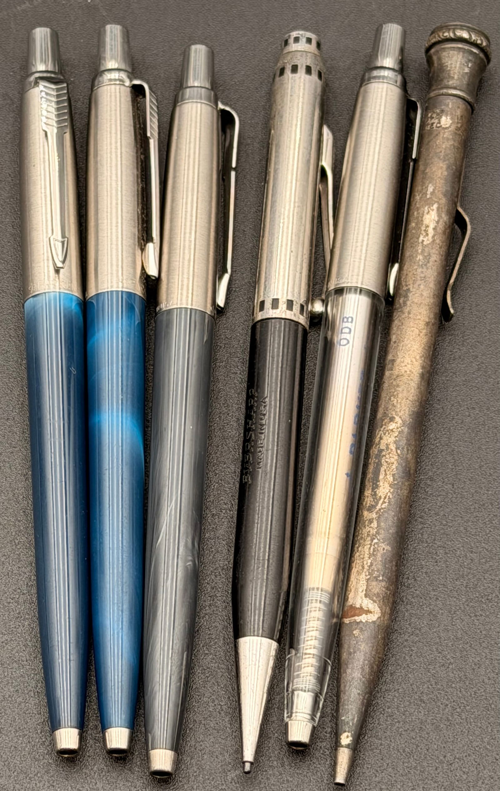 Lot of 6 Vintage Mechanical Pencils – Parker, Sheaffer, Esterbrook & Misc. Metal Pencil: Mixed lot of six vintage mechanical pencils, including several well-known brands and classic mid-century designs. The group includes:•3 Parker mechanical pencils with stainless caps and colored b