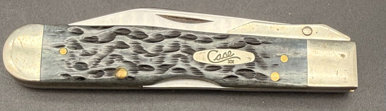Case XX USA 6111½L SS Folding Hunter – 1979 Swing Guard – Jigged Bone Handle: Vintage Case XX USA 6111½L SS large folding hunter knife, manufactured in 1979 using Case’s dot dating system. Features a jigged bone handle with nickel silver bolsters and brass pins, along