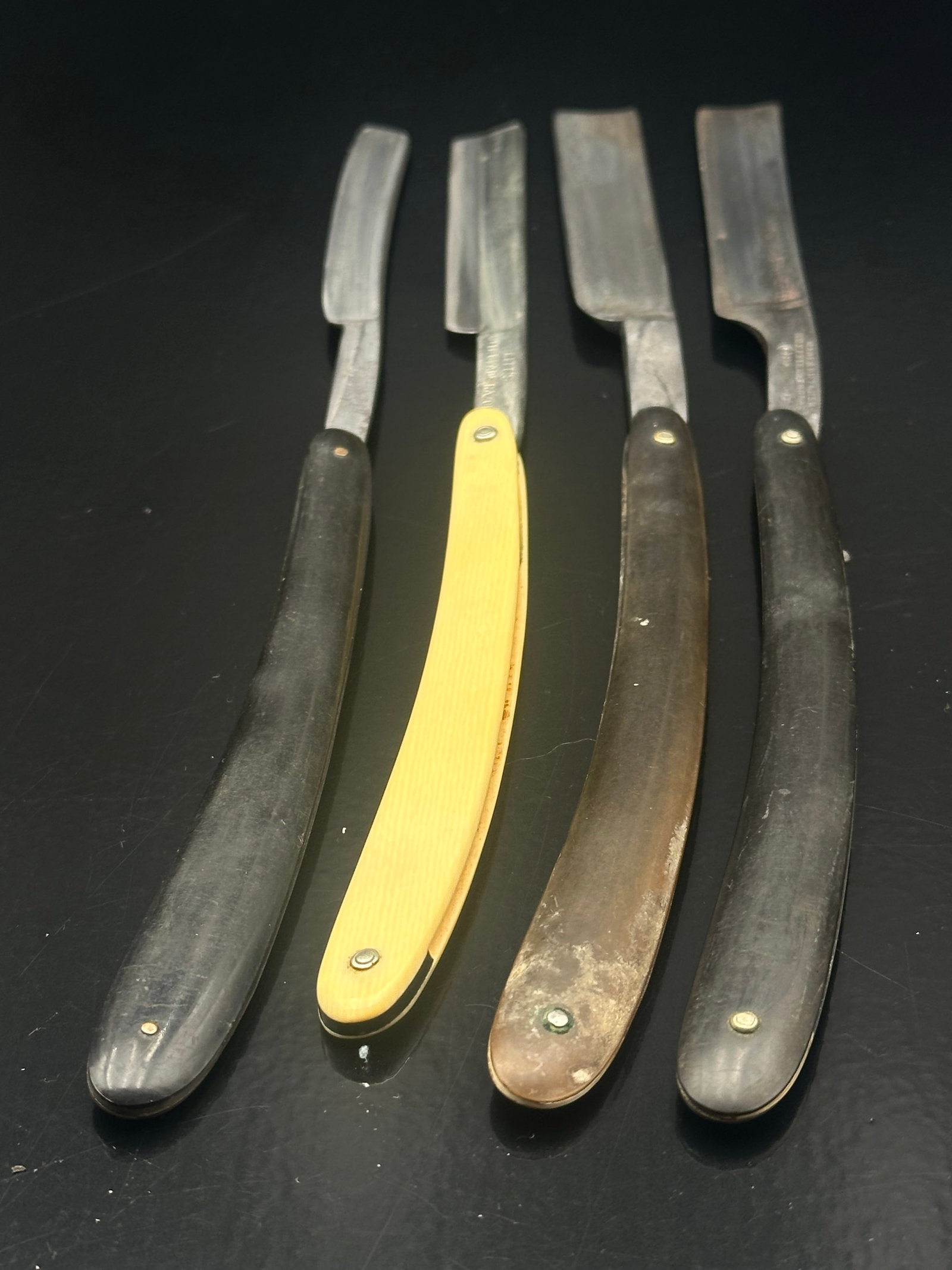 Lot of 4 Vintage Straight Razors – Wade & Butcher, Dahlgren Sweden, Lit’s Multi-Blade & More: Lot of four vintage straight razors from England, Sweden, and the U.S. Includes:• Wade & Butcher, Sheffield England – classic wedge-style straight razor with horn handle.• Unmarked Sheffie